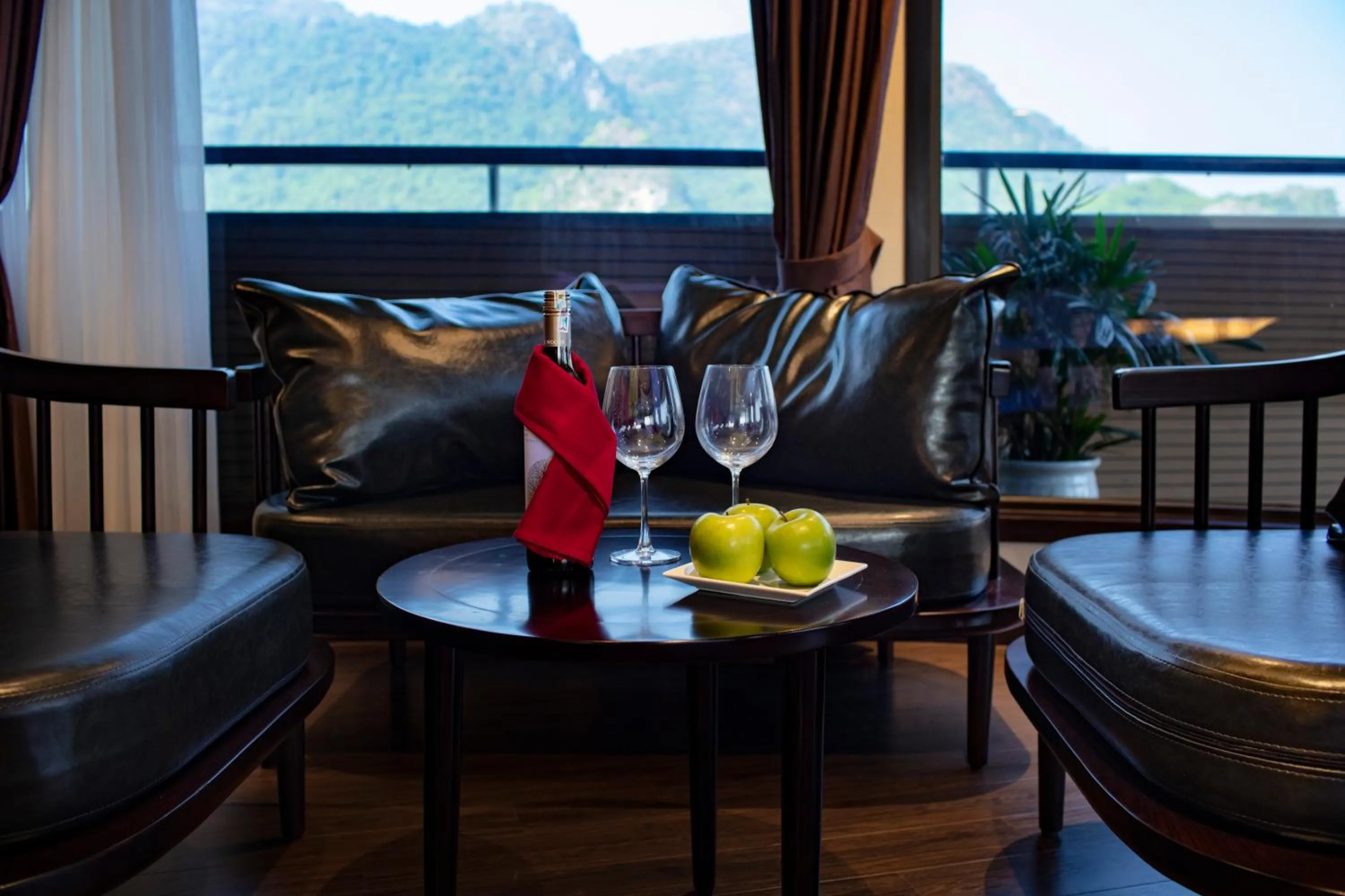 Drinks in Scarlet Pearl Cruises - Wonder On Lan Ha Bay