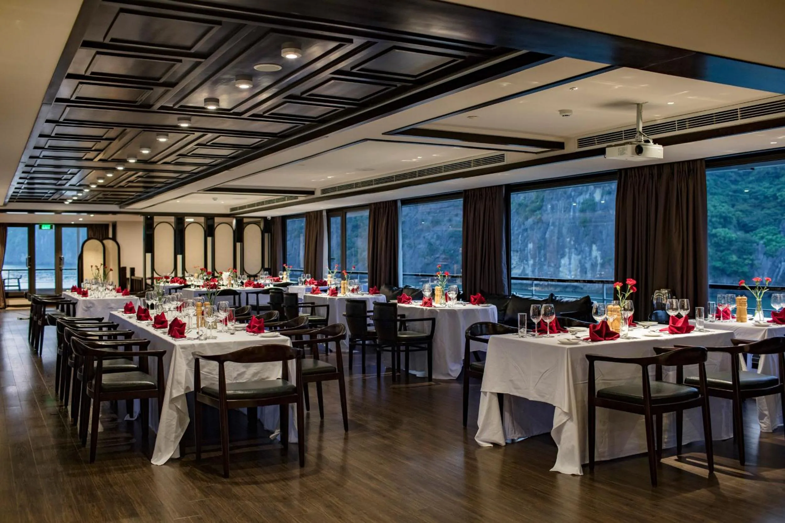 Scarlet Pearl Cruises - Wonder On Lan Ha Bay