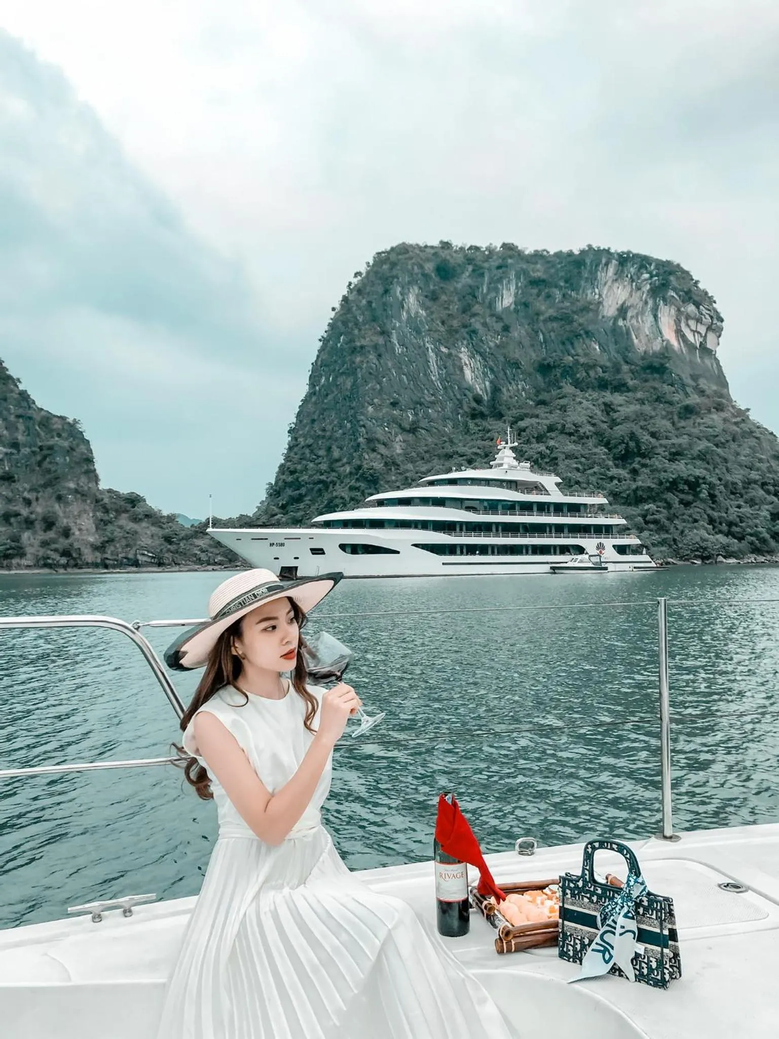 Scarlet Pearl Cruises - Wonder On Lan Ha Bay