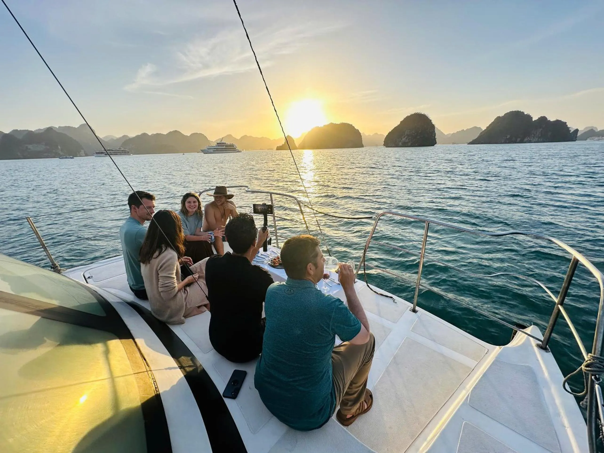 Scarlet Pearl Cruises - Wonder On Lan Ha Bay