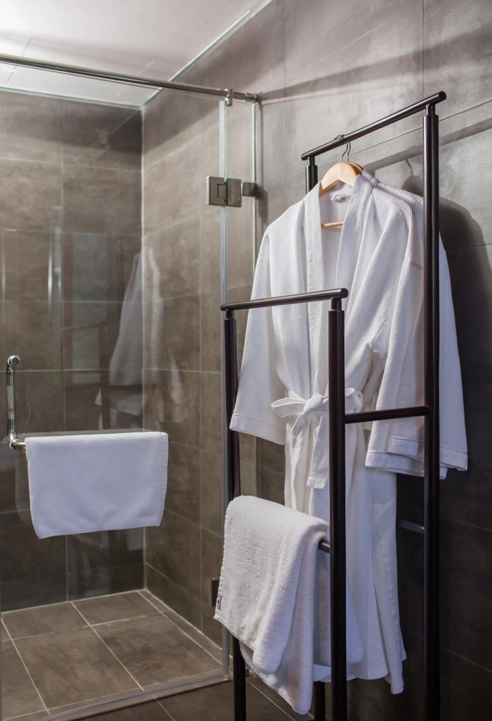 Bathroom in Scarlet Pearl Cruises - Wonder On Lan Ha Bay