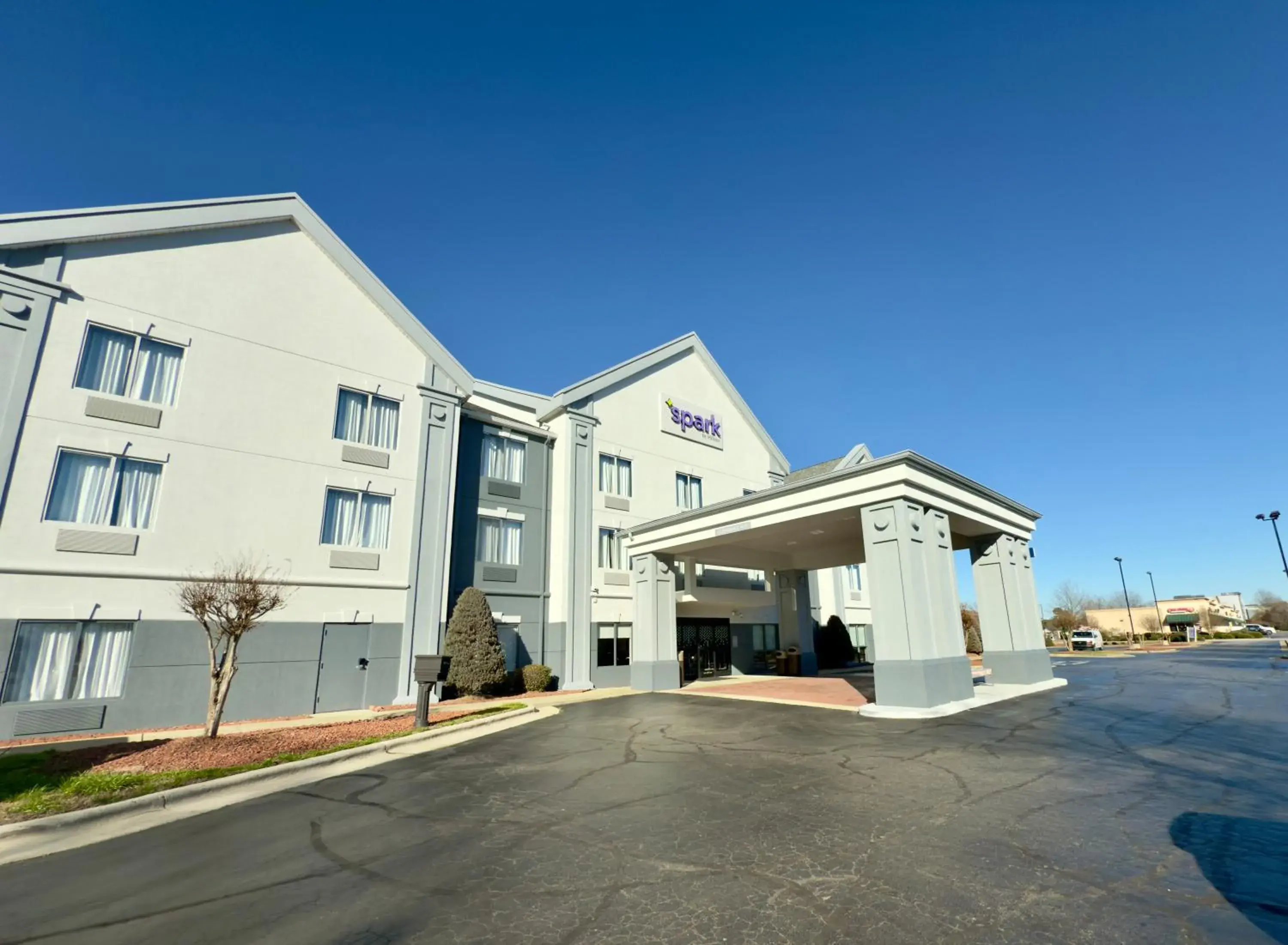 Property building in Spark By Hilton Smithfield I-95 Property building in Spark By Hilton Smithfield I-95