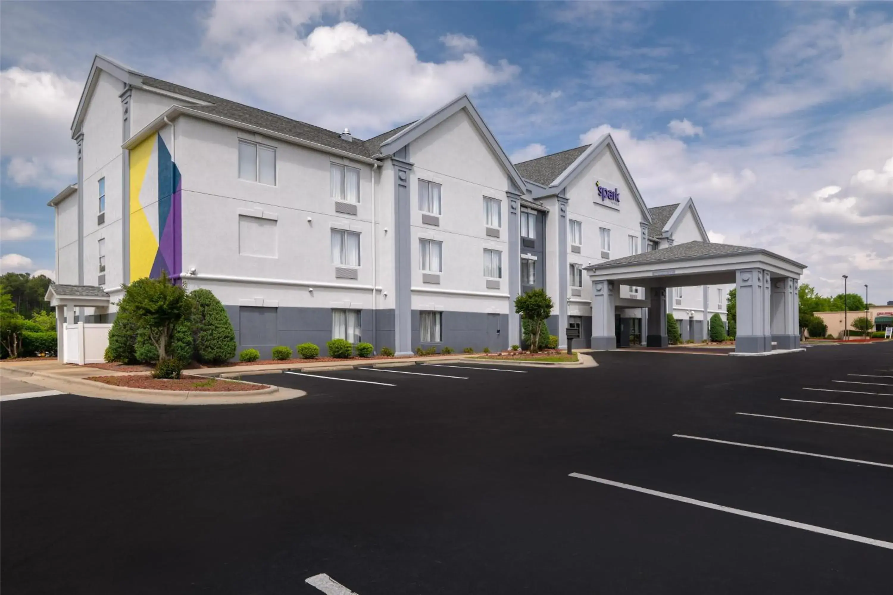 Property building in Spark By Hilton Smithfield I-95 Property building in Spark By Hilton Smithfield I-95