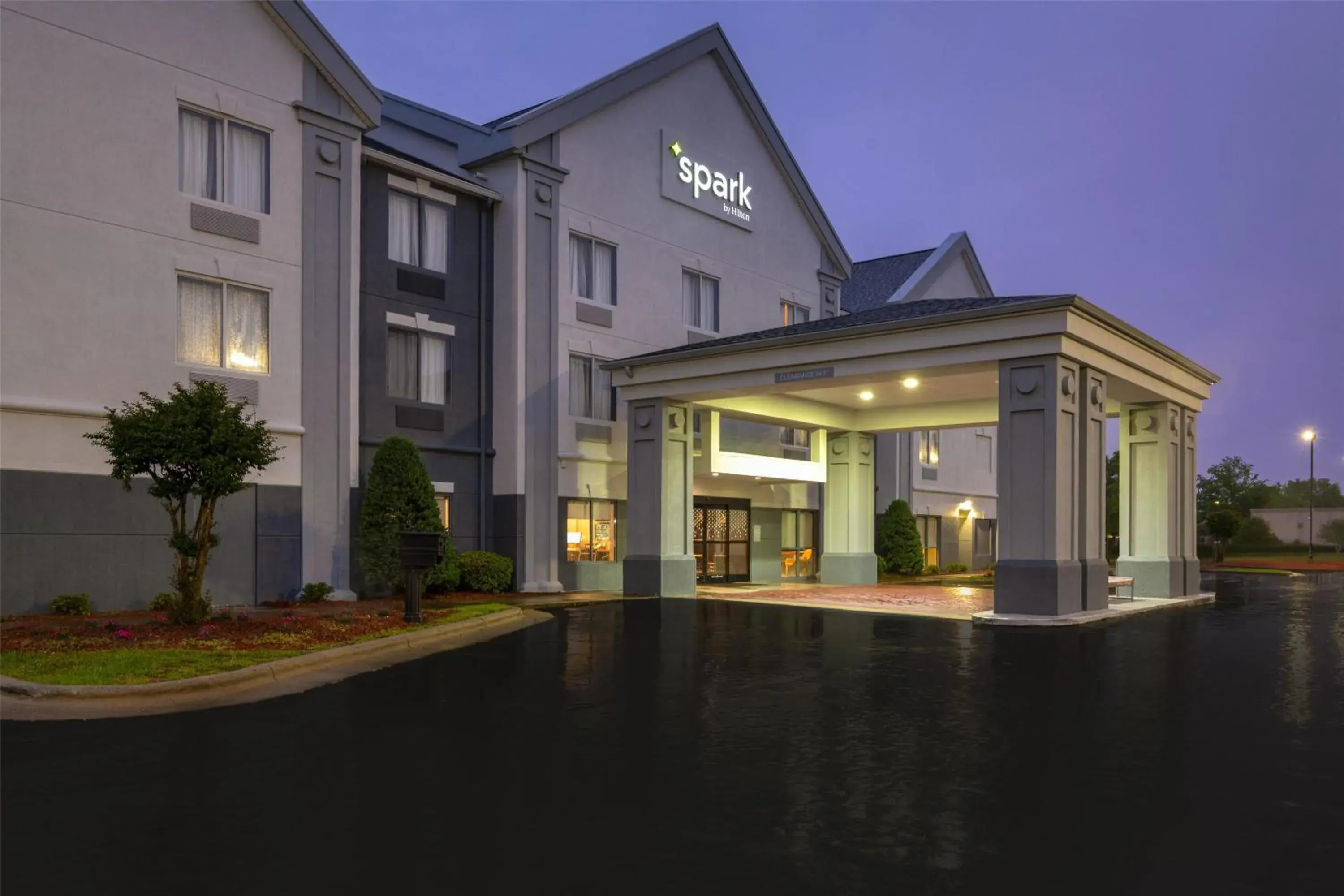 Property building in Spark By Hilton Smithfield I-95 Property building in Spark By Hilton Smithfield I-95