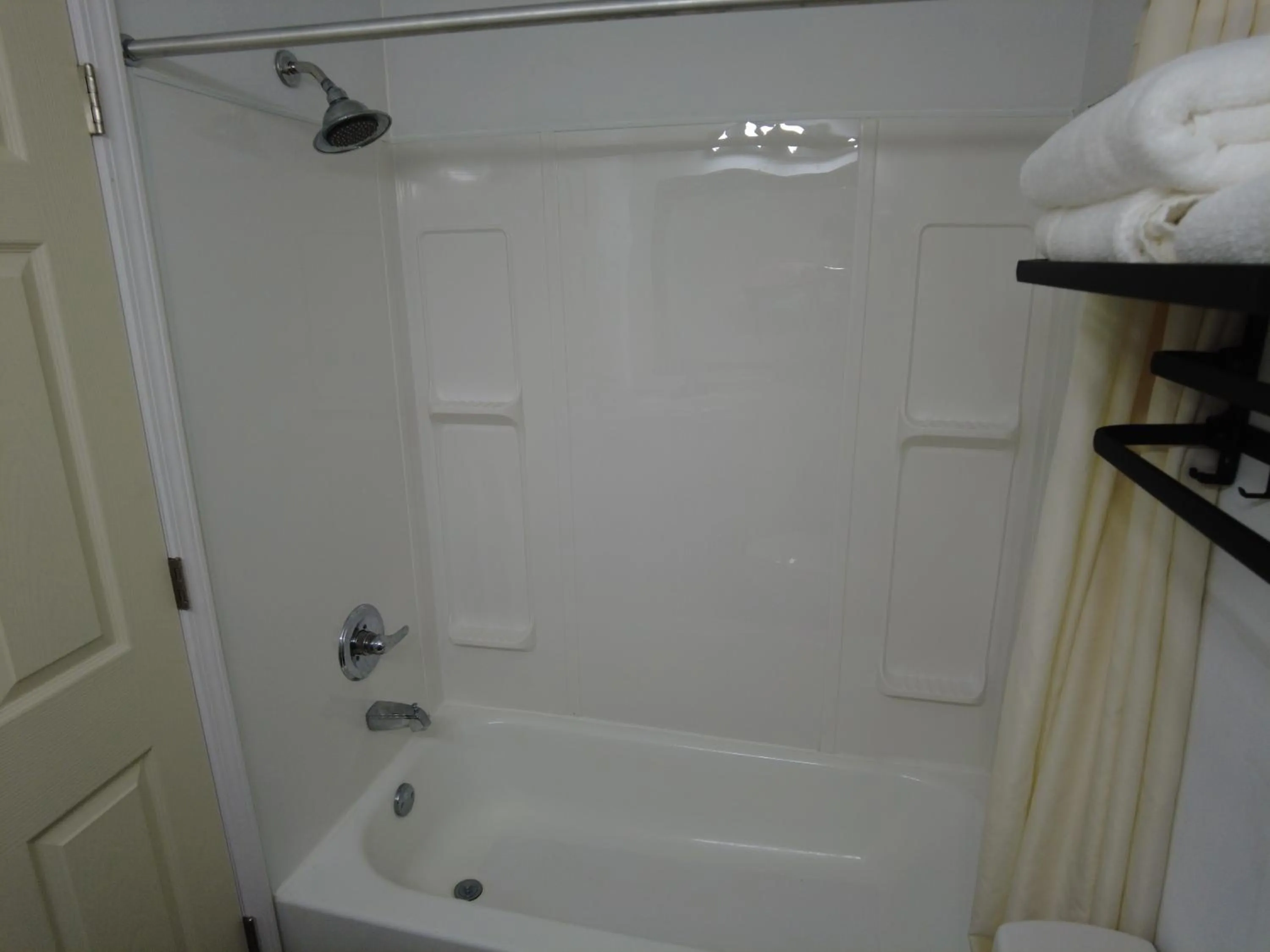 Shower in Americourt Hotel and Suites - Elizabethton