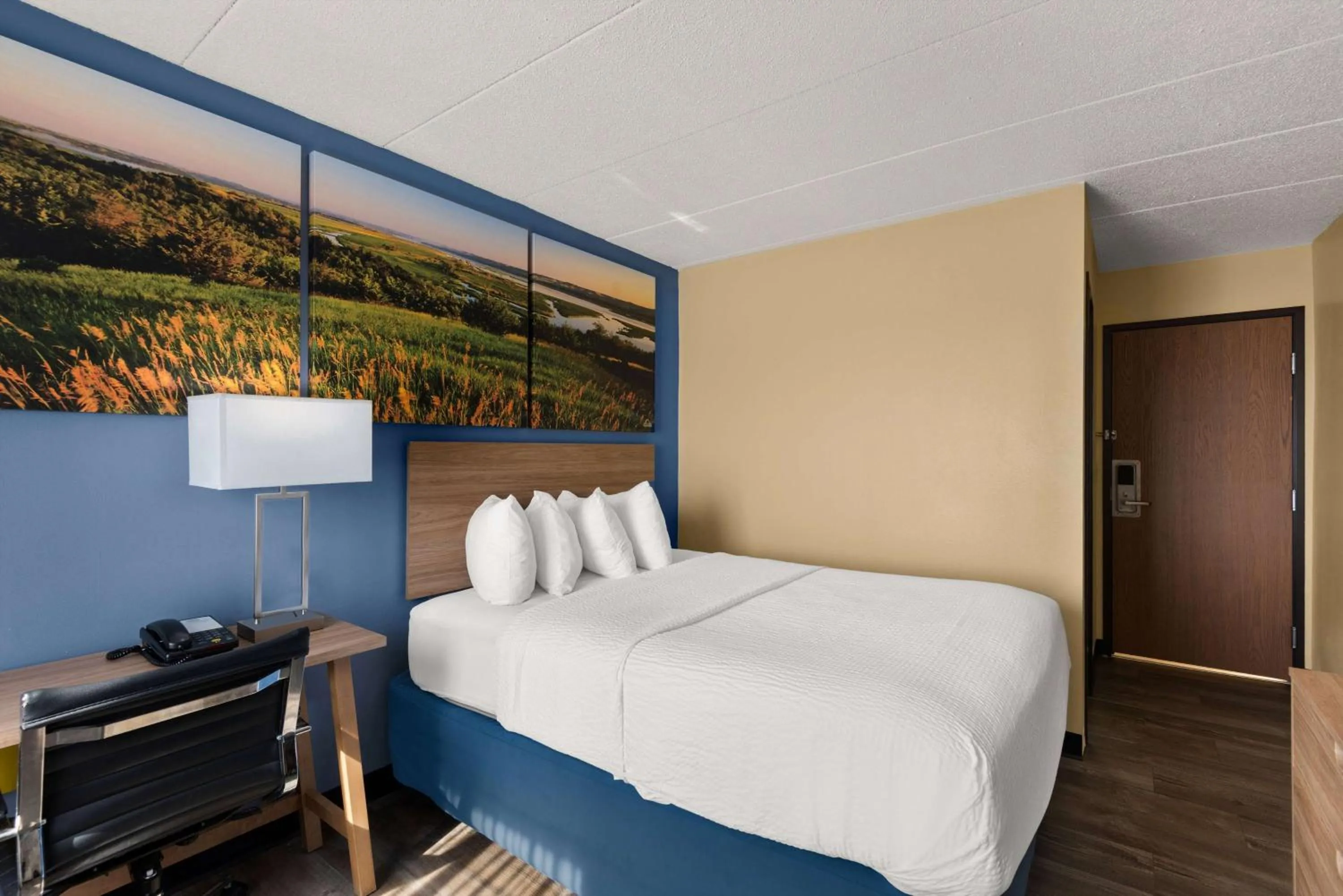 Photo of the whole room, Bed in Days Inn by Wyndham Newton