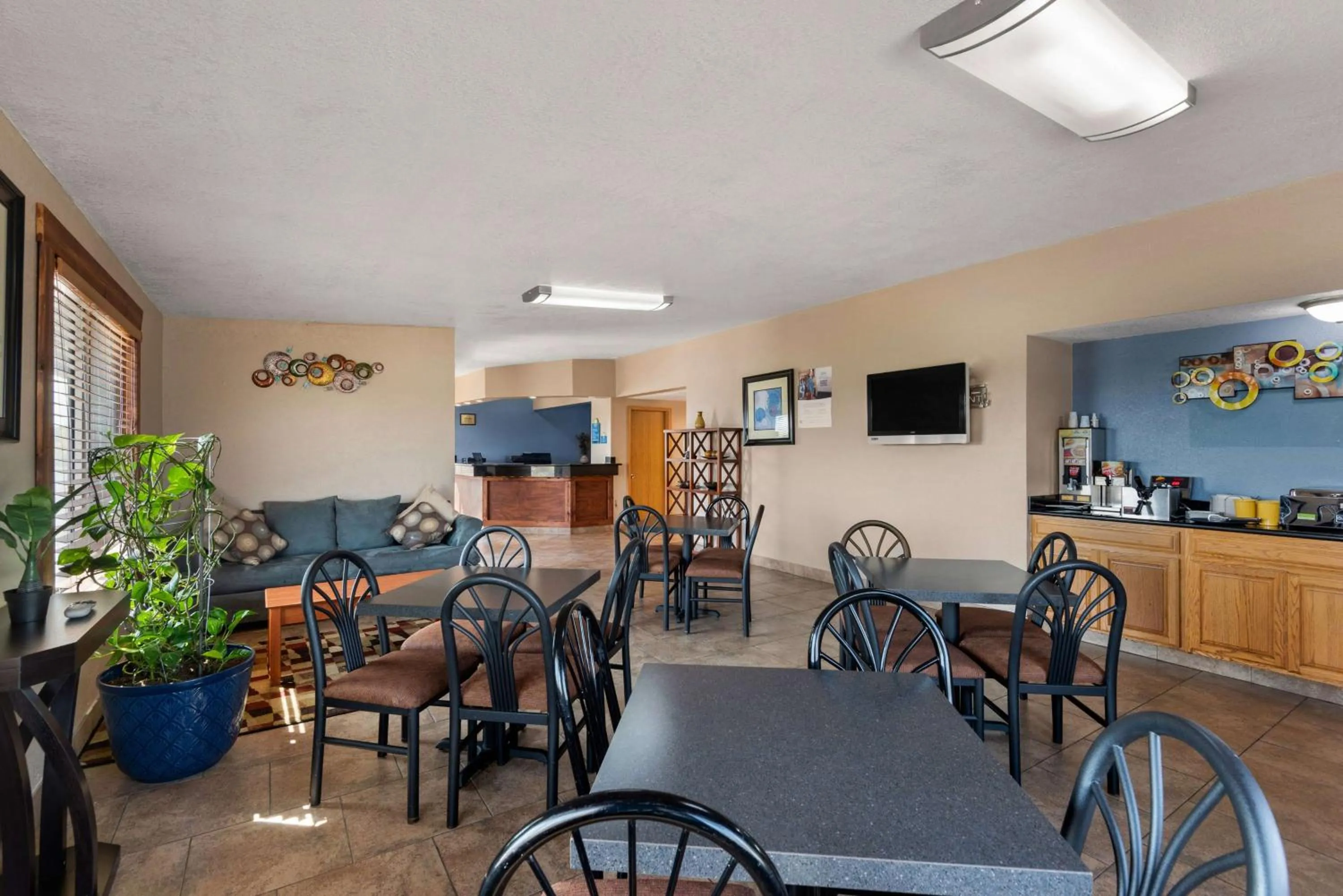 Restaurant/places to eat in Days Inn by Wyndham Newton