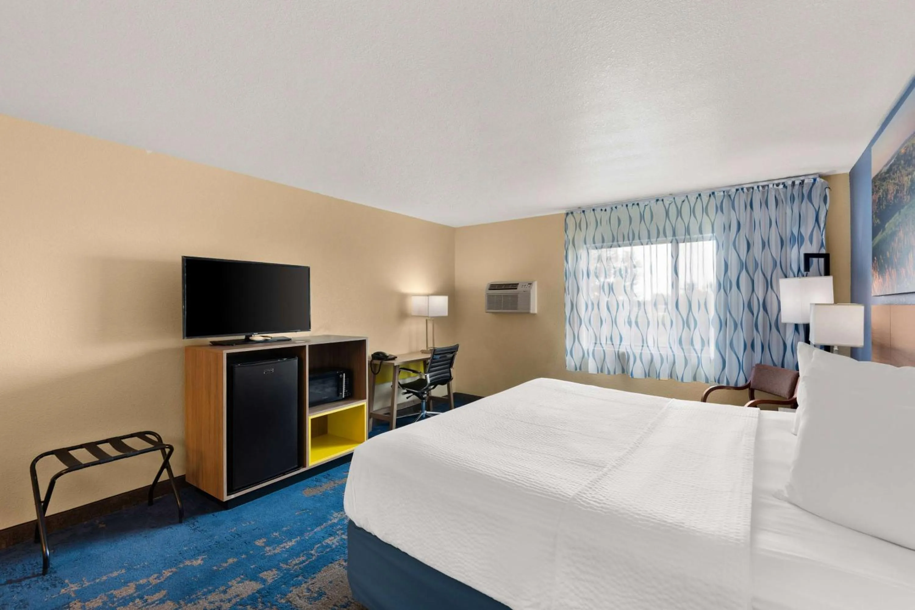 Photo of the whole room, Bed in Days Inn by Wyndham Newton