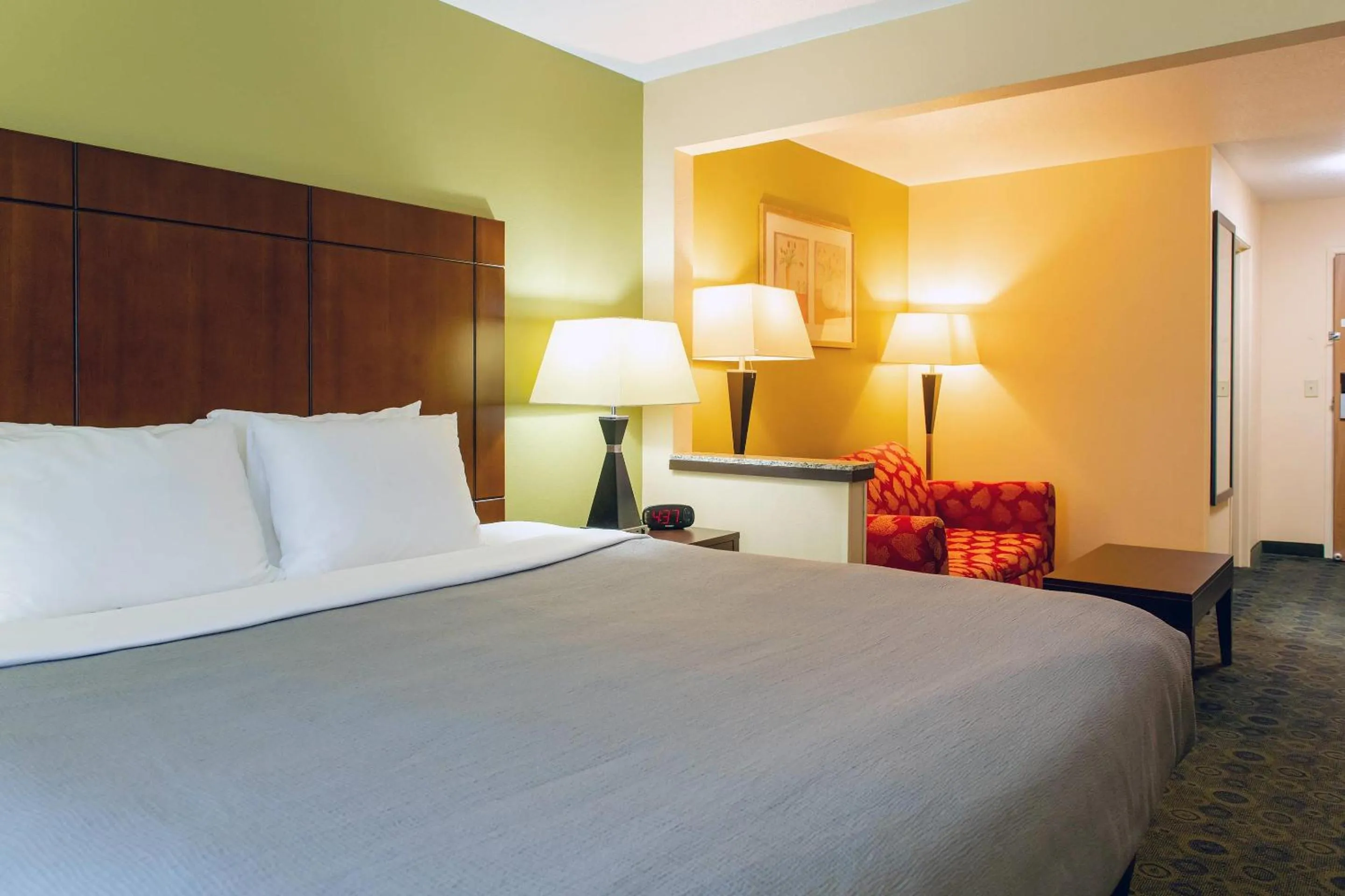 Bedroom, Bed in Quality Inn & Suites Bloomington I-55 and I-74