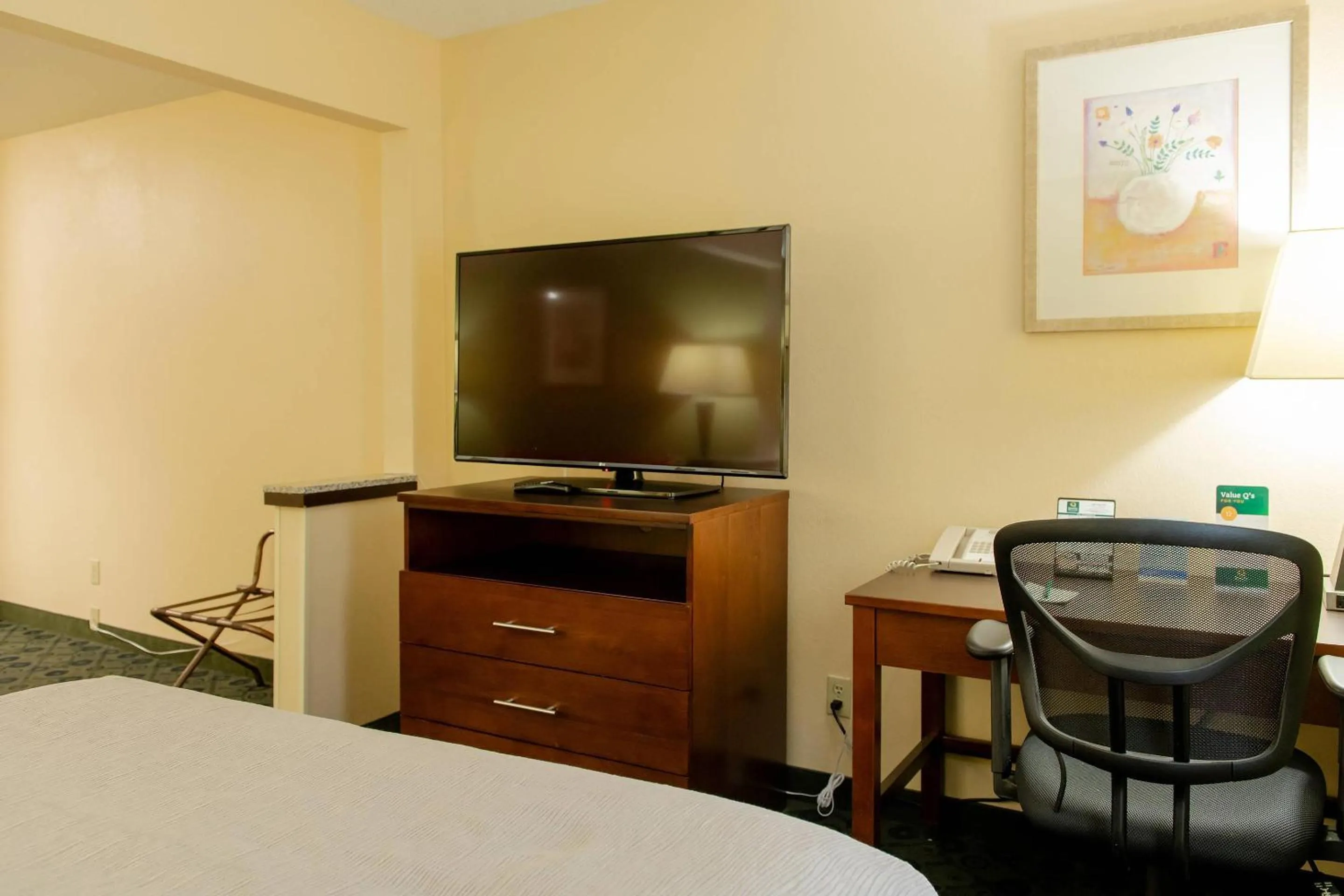 Bedroom, Bed in Quality Inn & Suites Bloomington I-55 and I-74