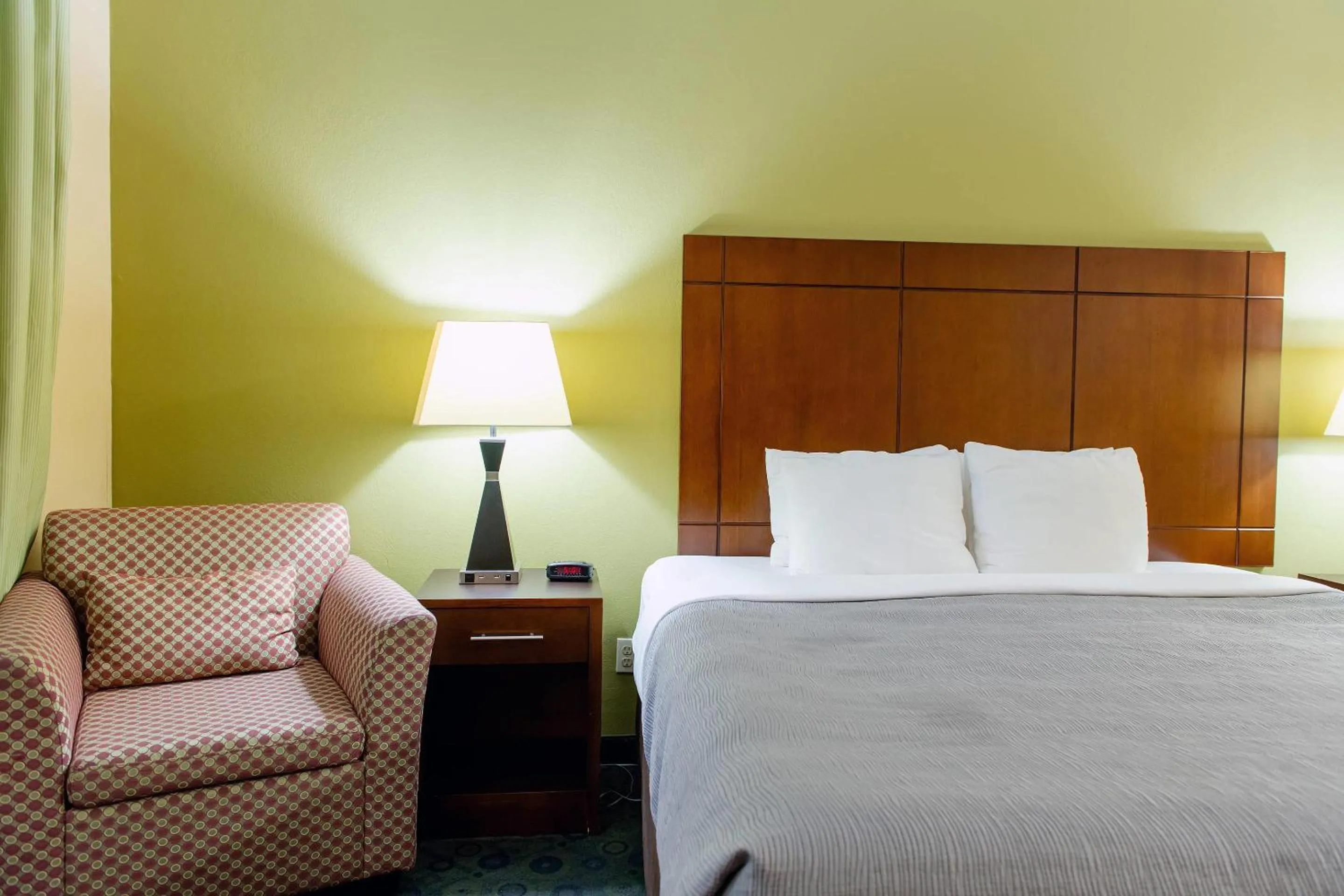 Bedroom, Bed in Quality Inn & Suites Bloomington I-55 and I-74