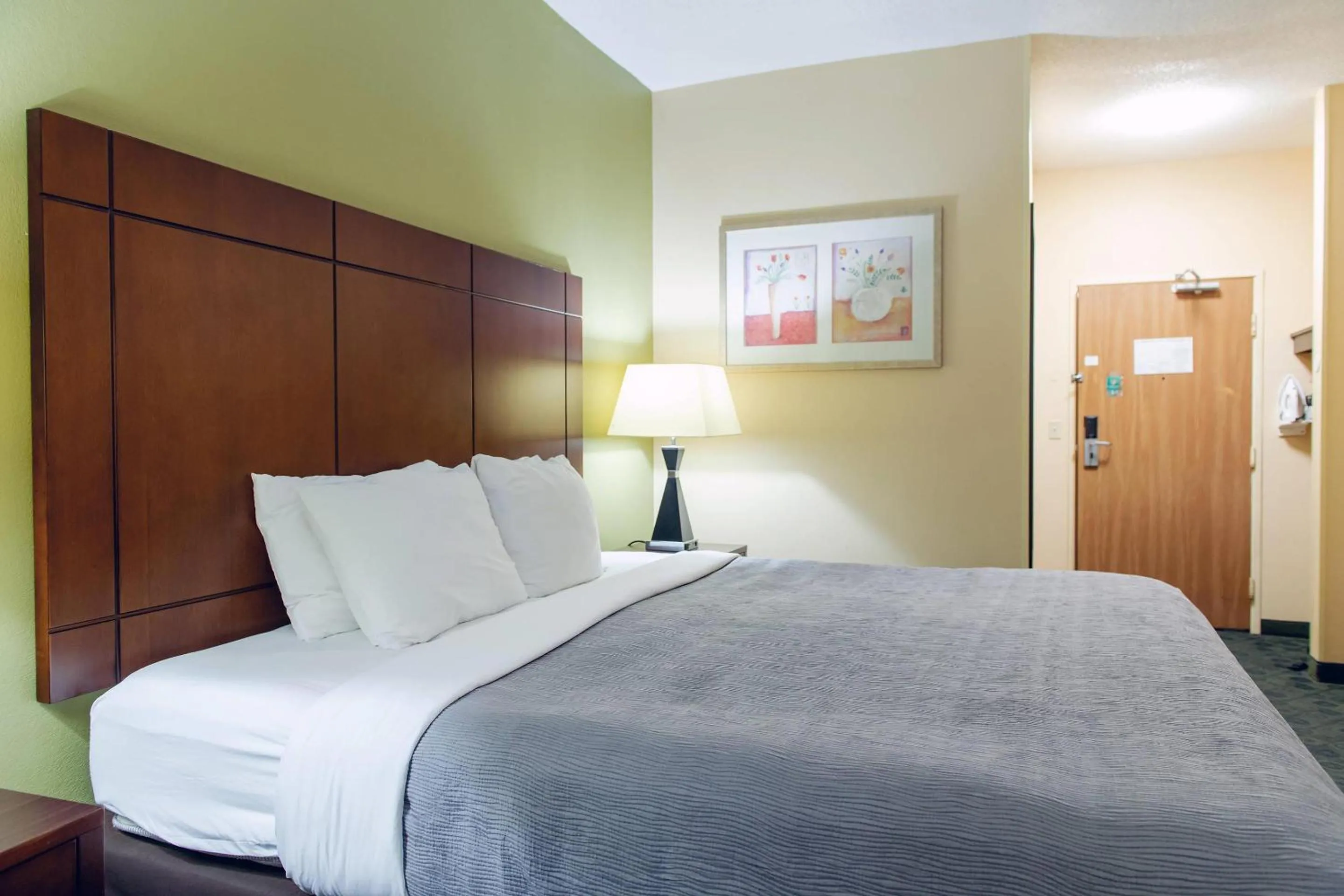 Bedroom, Bed in Quality Inn & Suites Bloomington I-55 and I-74