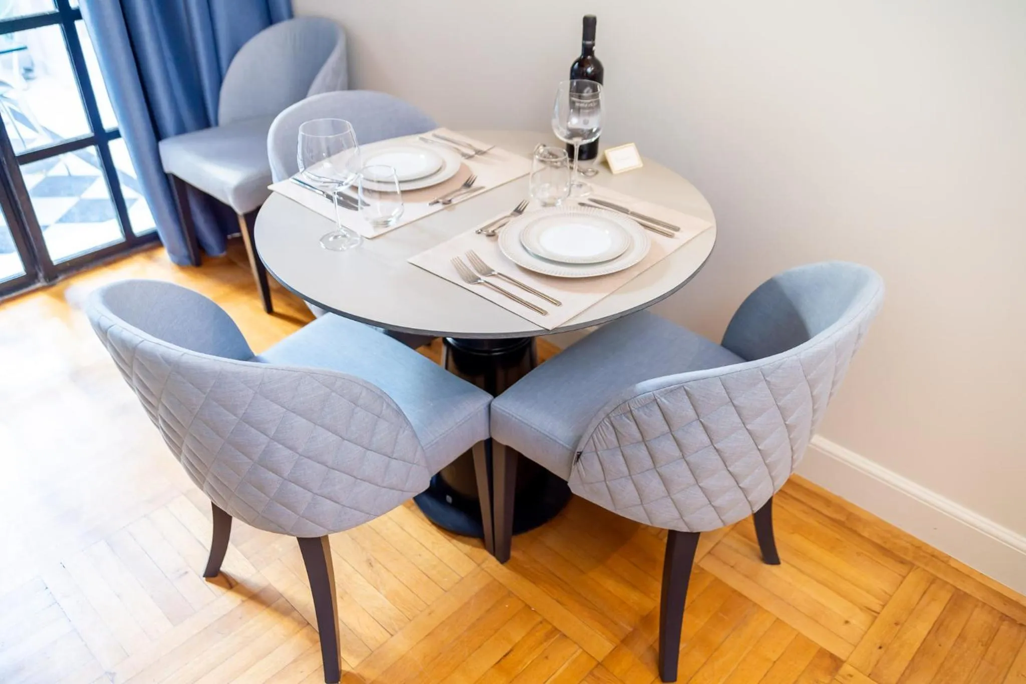 Seating area in 33SolonosSuites