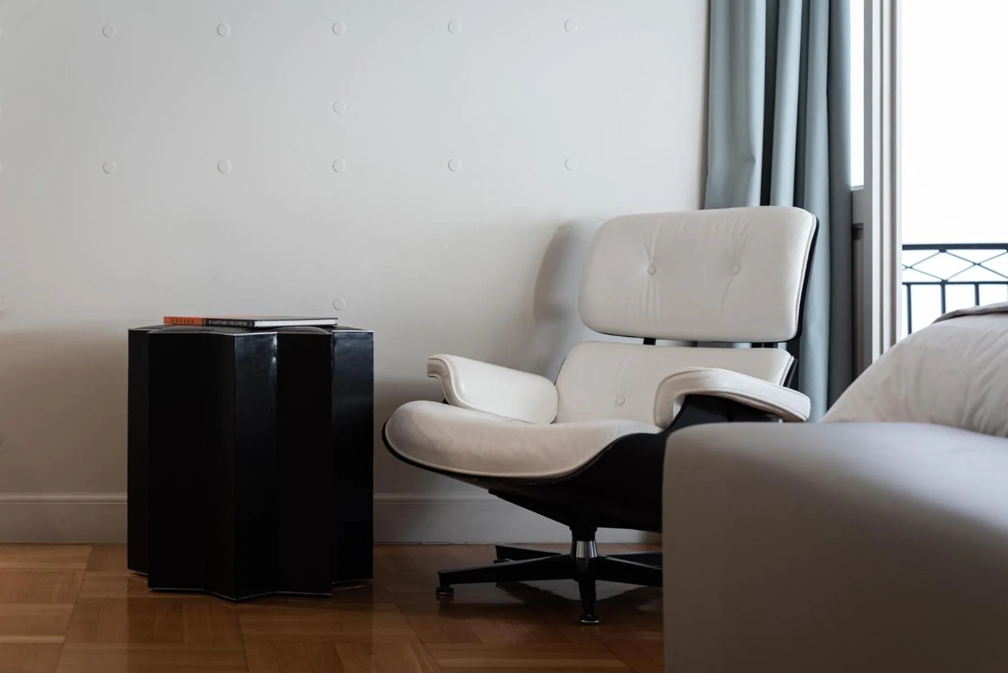 Seating area in 33SolonosSuites