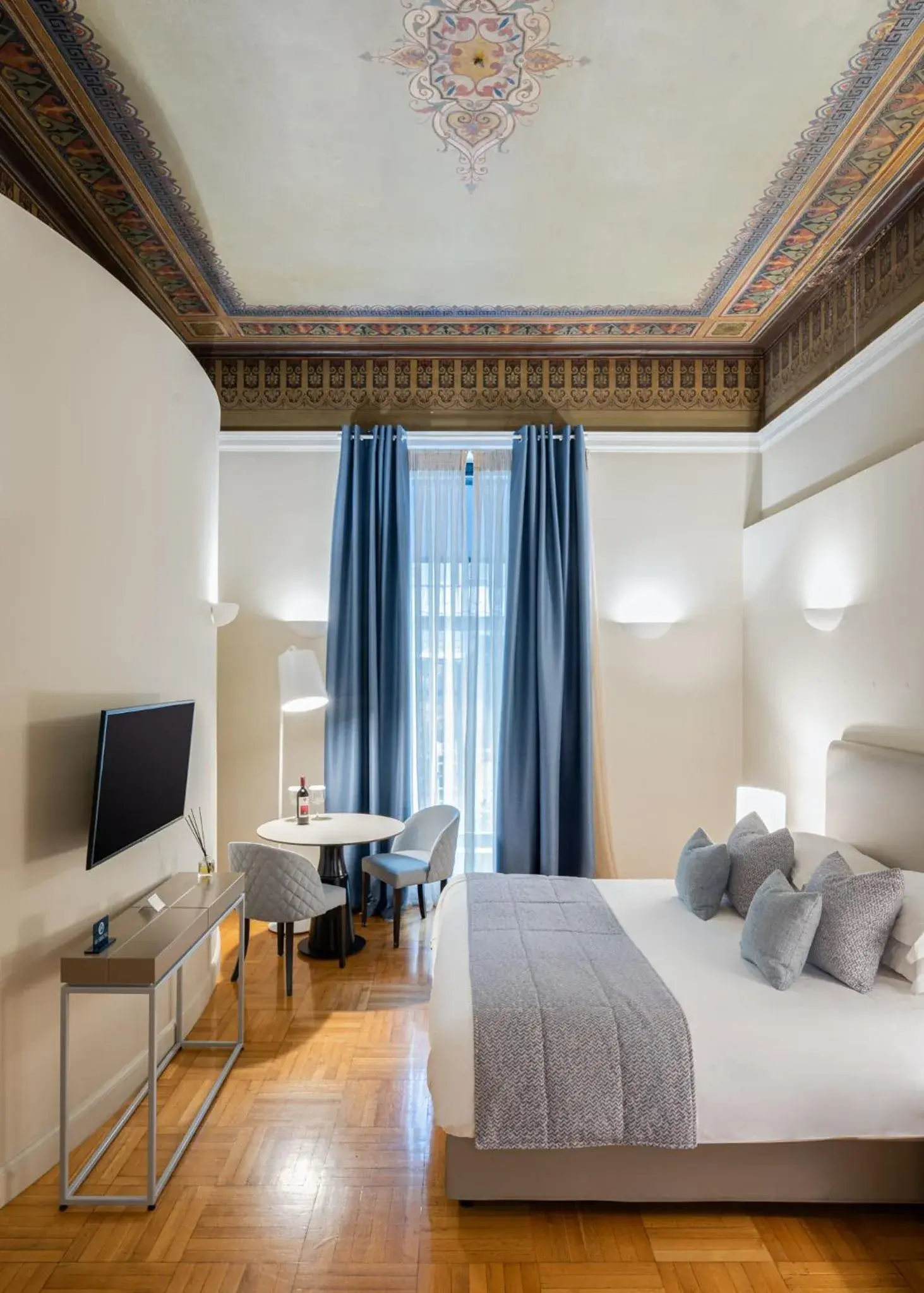 Communal lounge/ TV room, Bed in 33SolonosSuites Communal lounge/ TV room, Bed in 33SolonosSuites