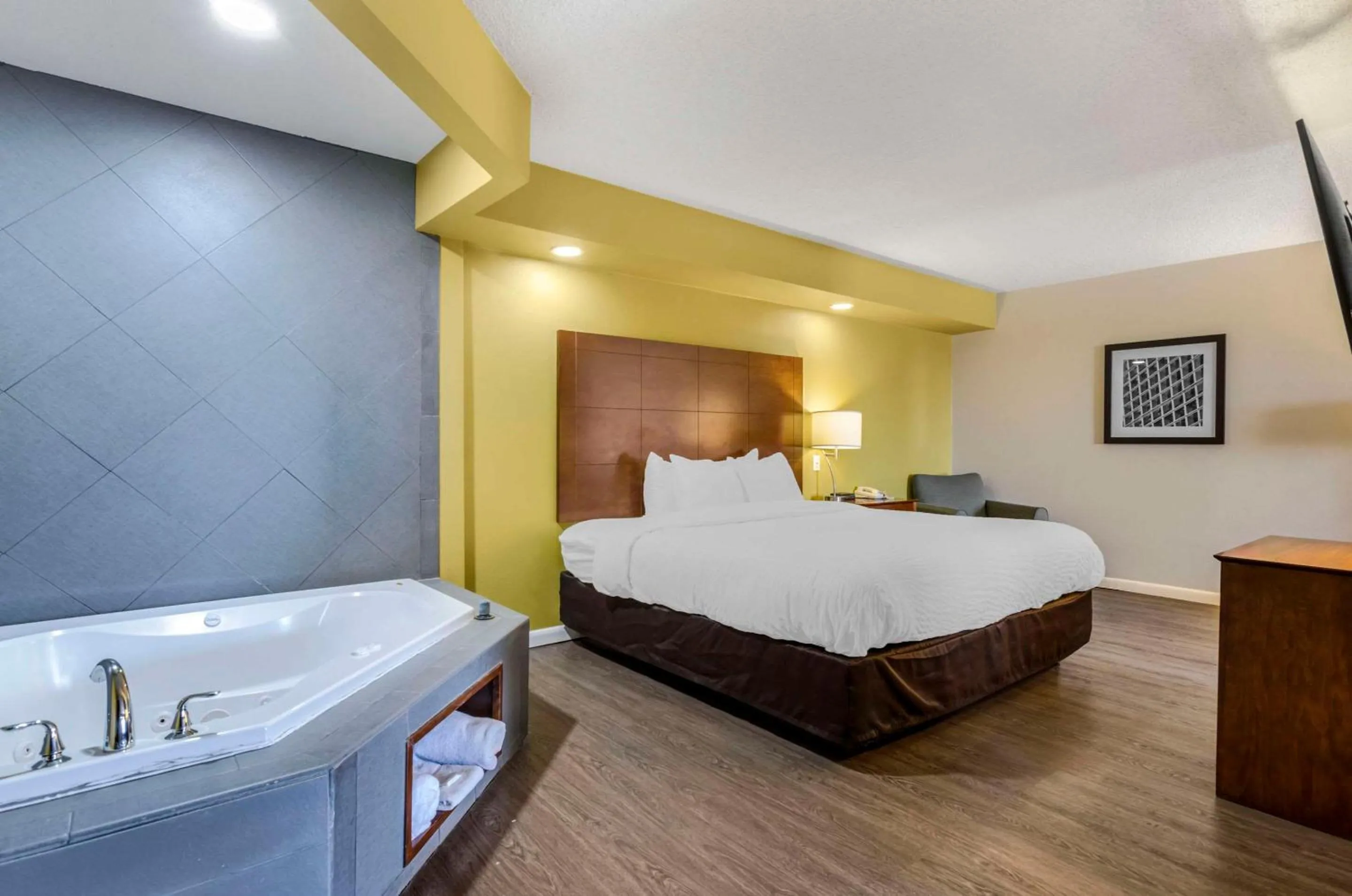 Bedroom, Bed in Clarion Pointe Staunton East