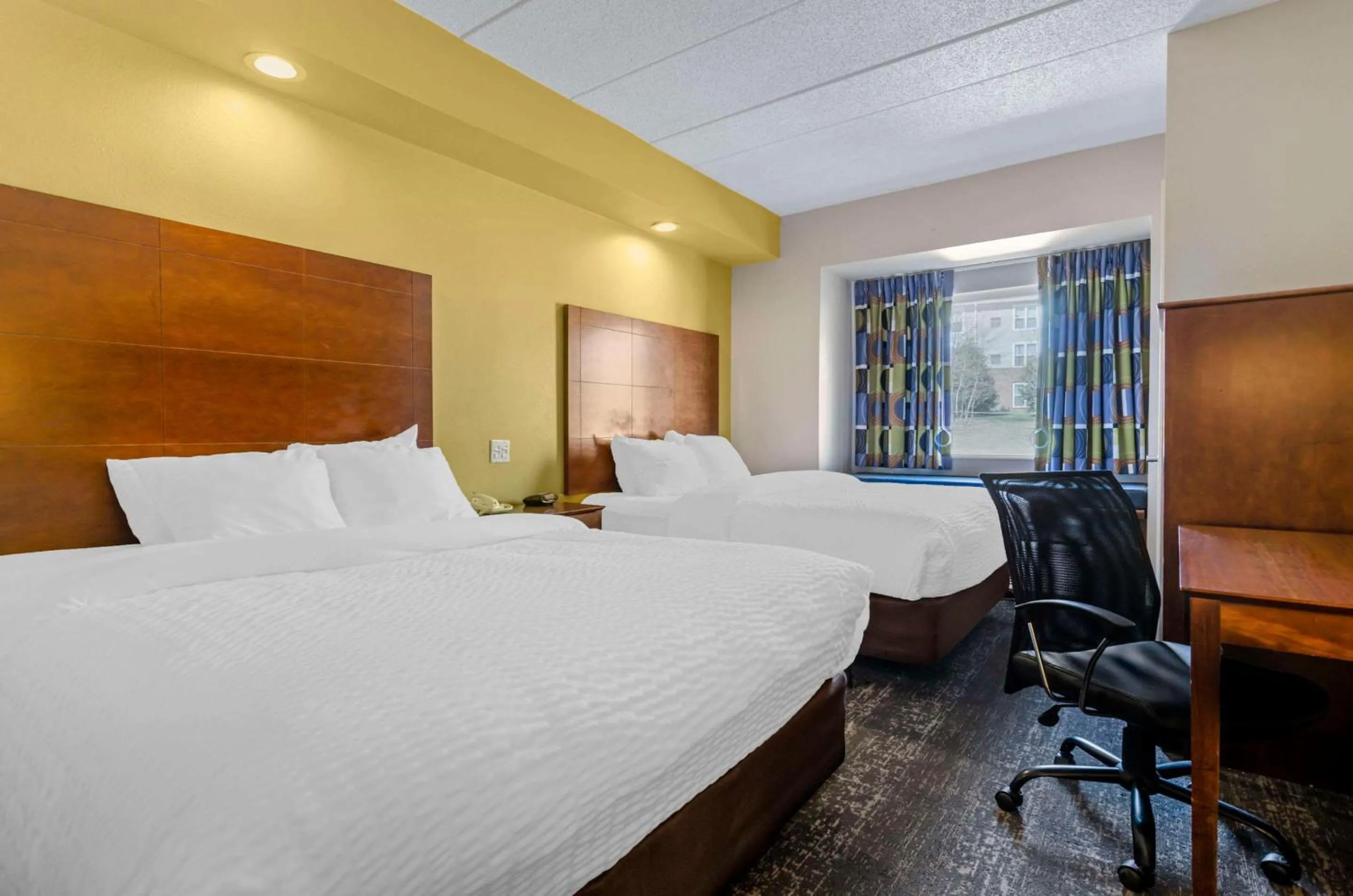 Bedroom, Bed in Clarion Pointe Staunton East