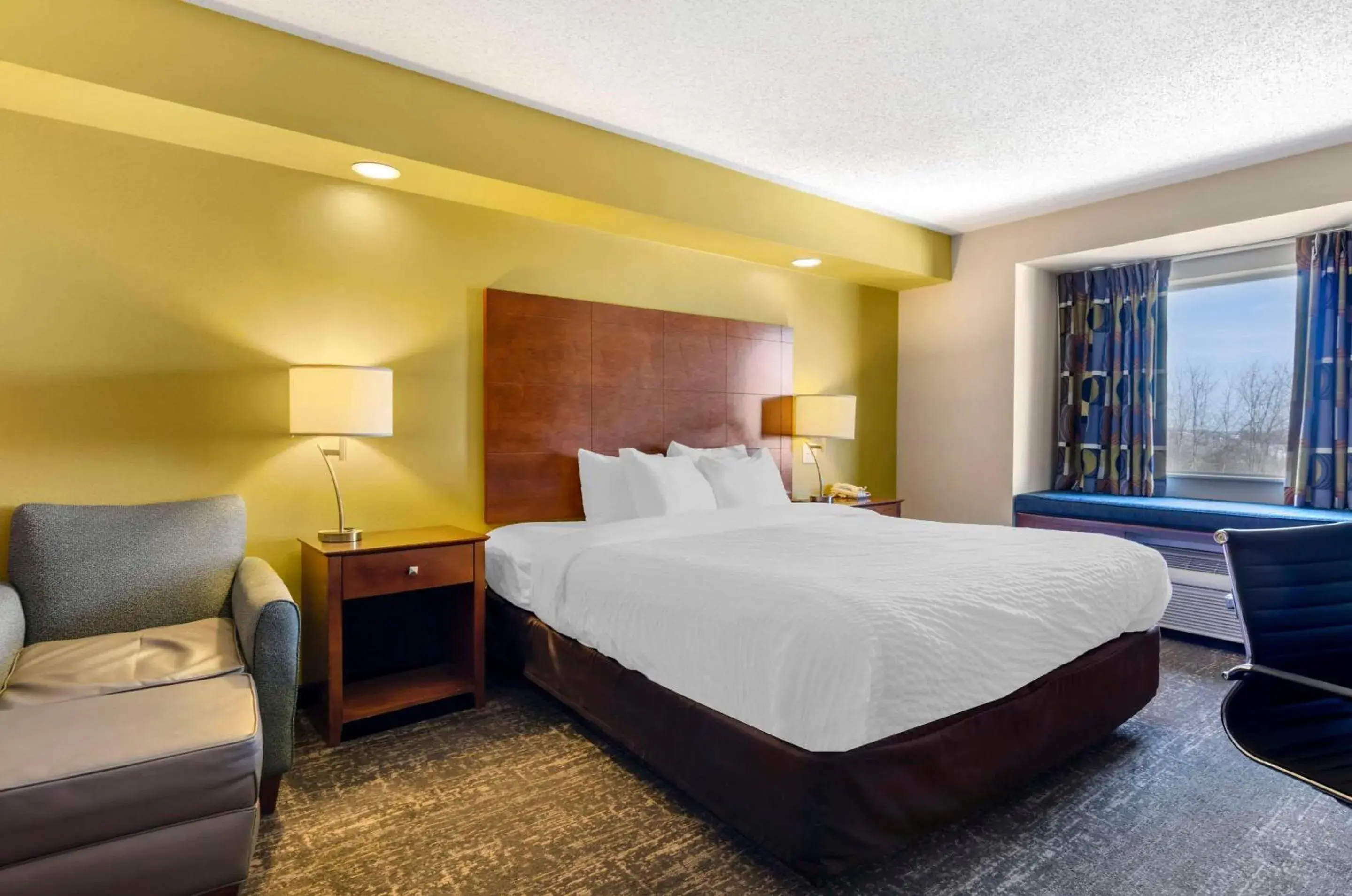 Bedroom, Bed in Clarion Pointe Staunton East Bedroom, Bed in Clarion Pointe Staunton East