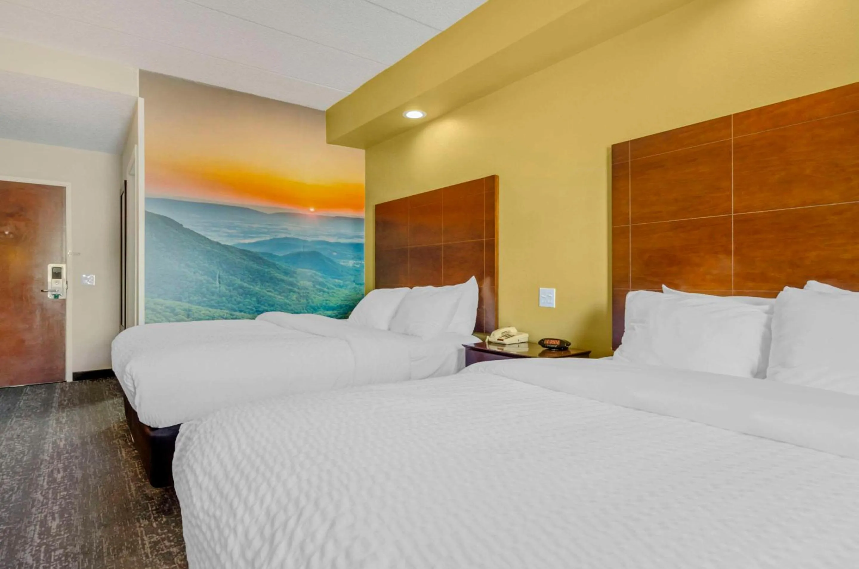 Bedroom, Bed in Clarion Pointe Staunton East