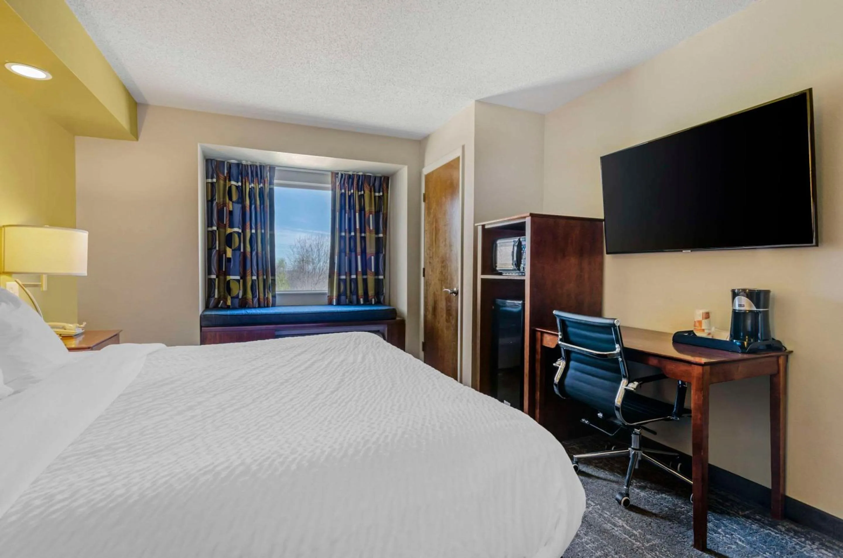 Bedroom, Bed in Clarion Pointe Staunton East