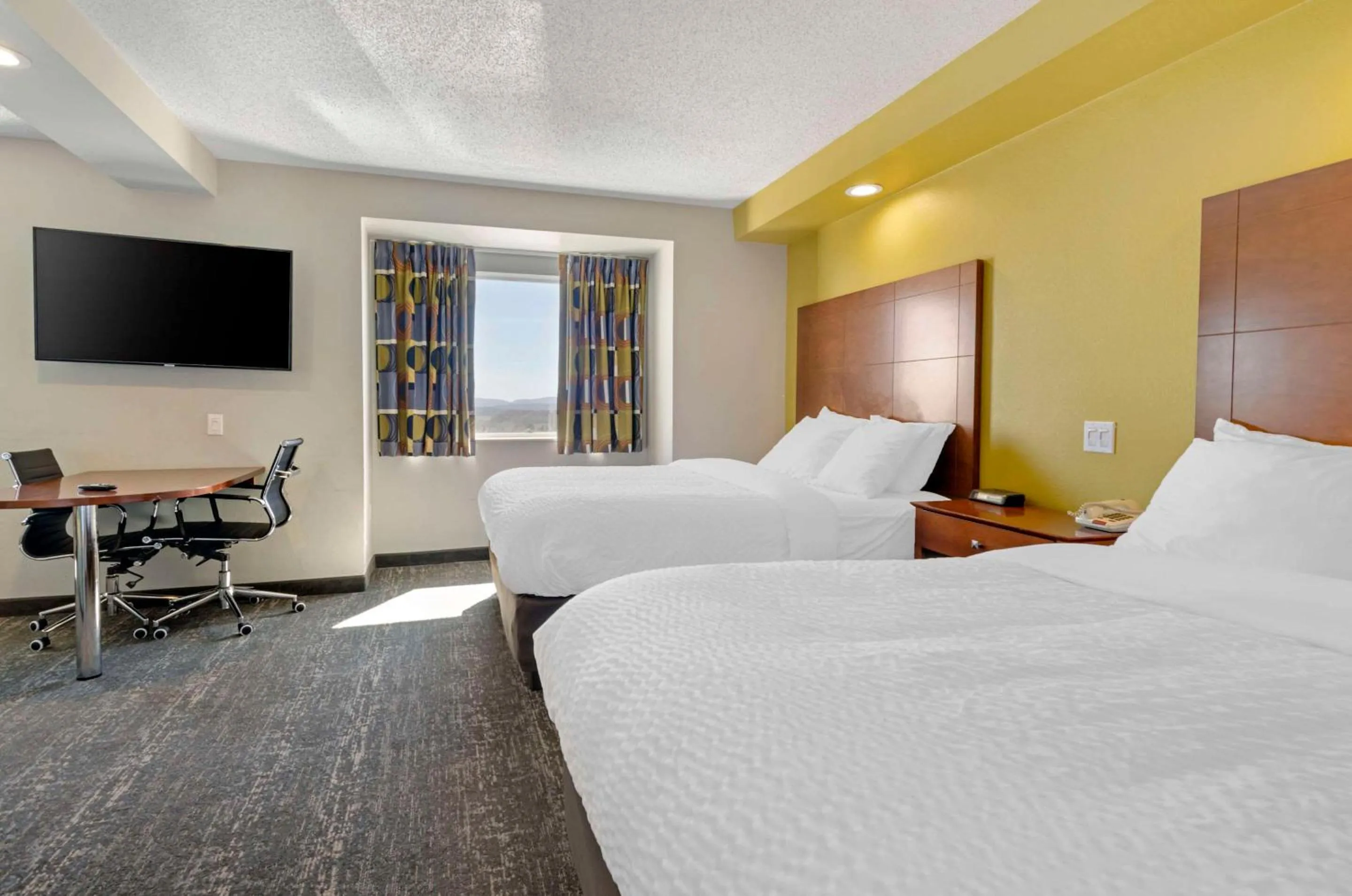 Bedroom, Bed in Clarion Pointe Staunton East