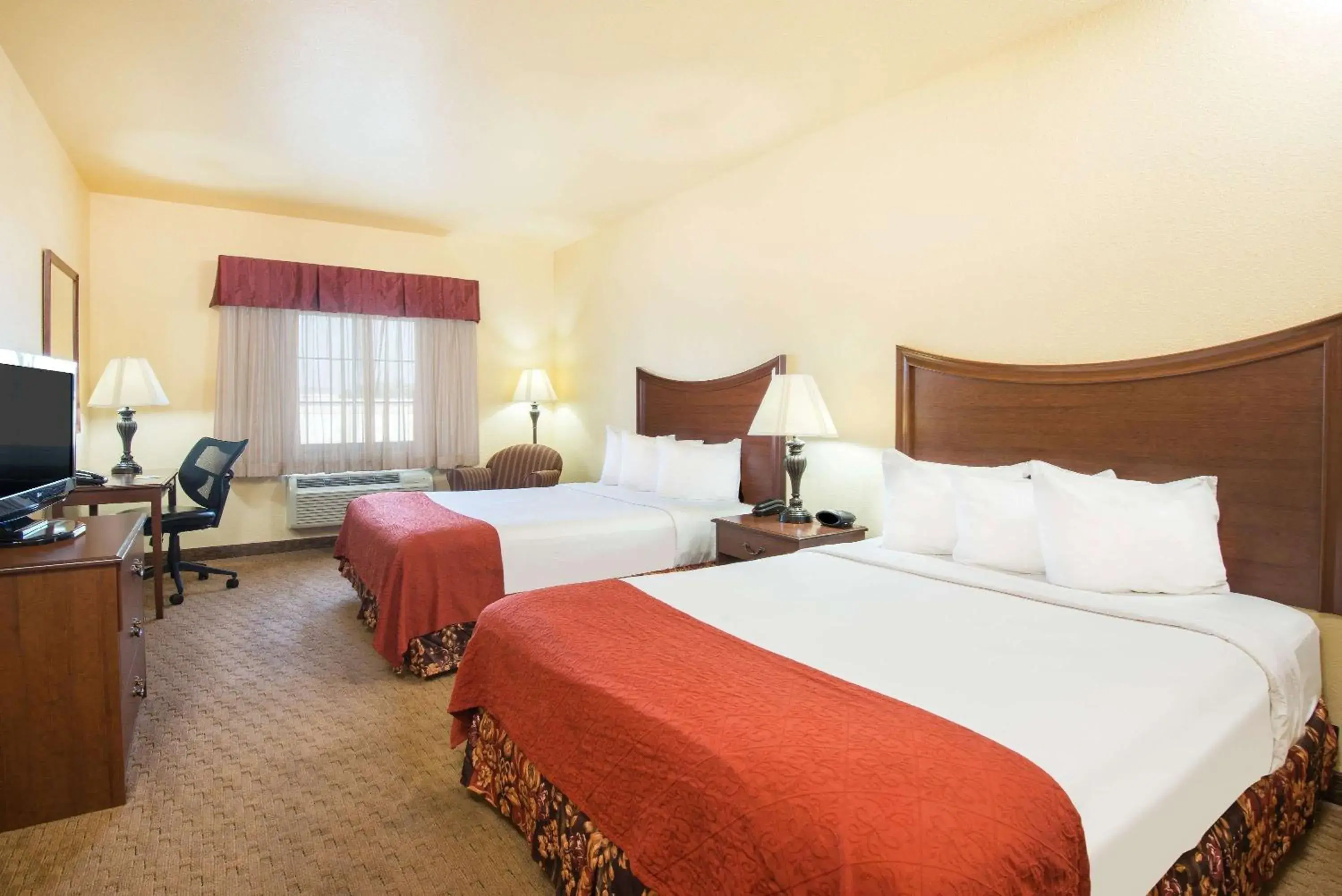 Photo of the whole room, Bed in Days Inn by Wyndham Ellis Photo of the whole room, Bed in Days Inn by Wyndham Ellis