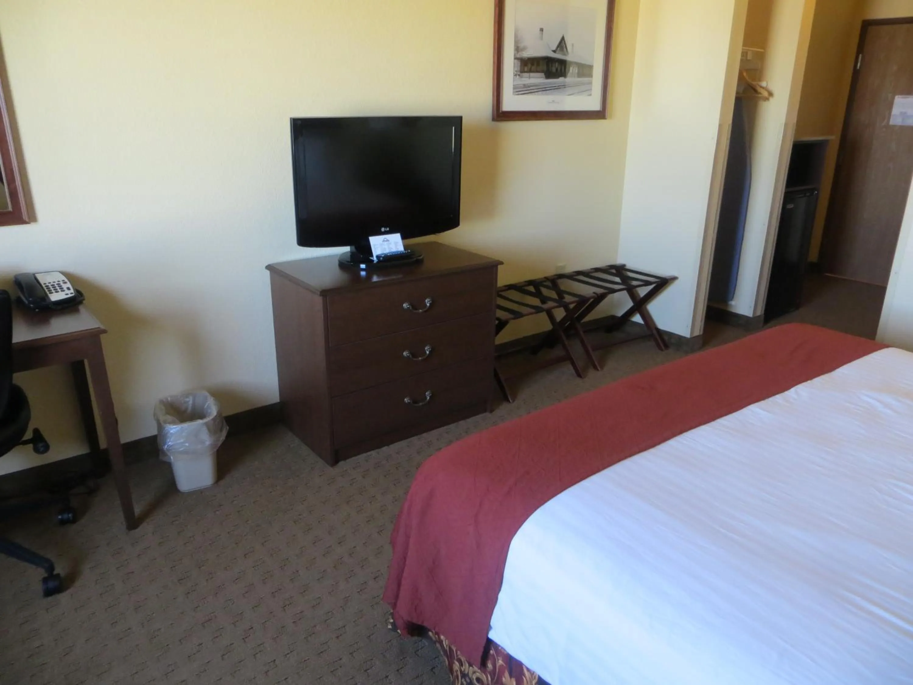 Bedroom, Bed in Days Inn by Wyndham Ellis