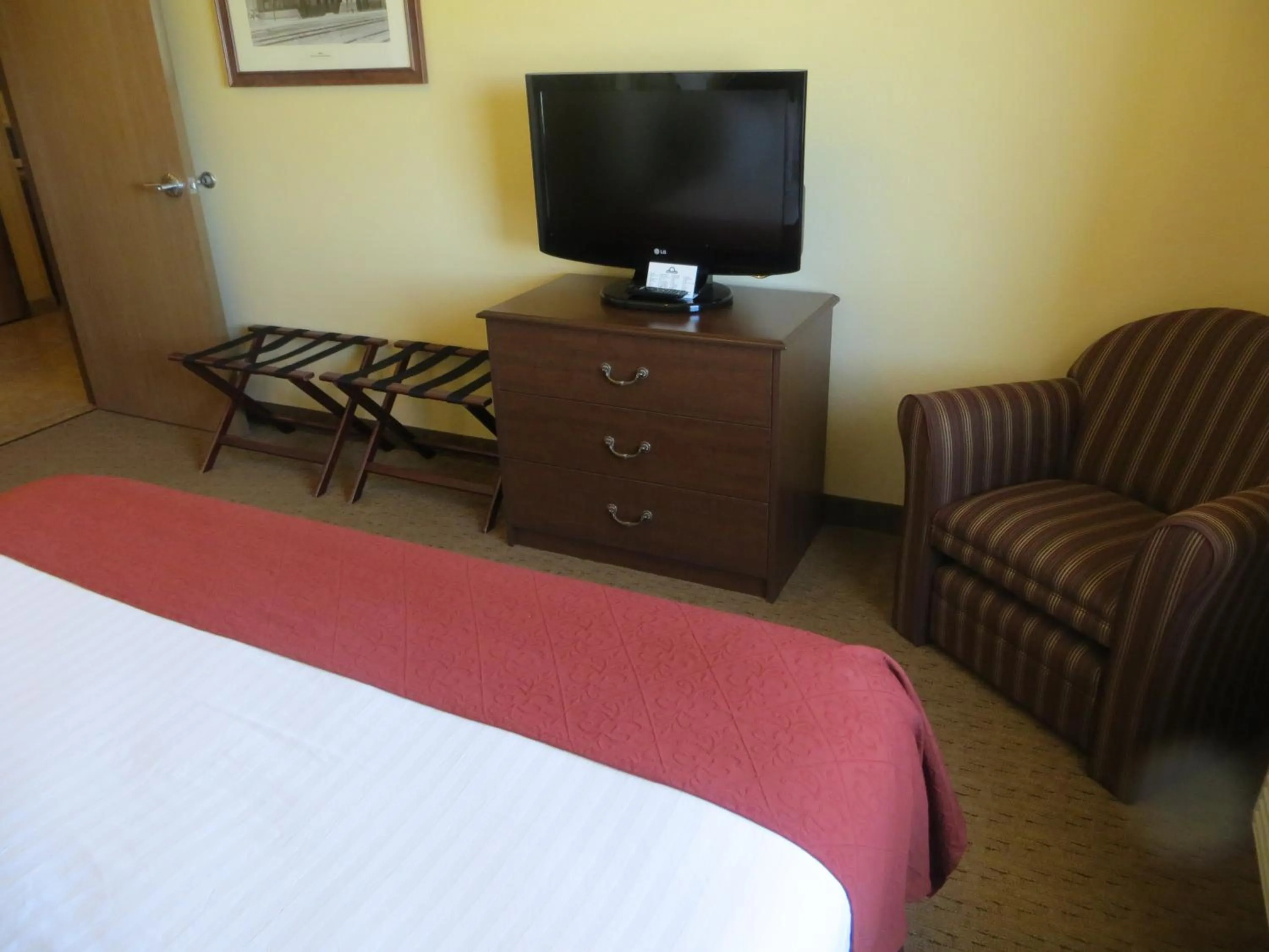 Bed in Days Inn by Wyndham Ellis