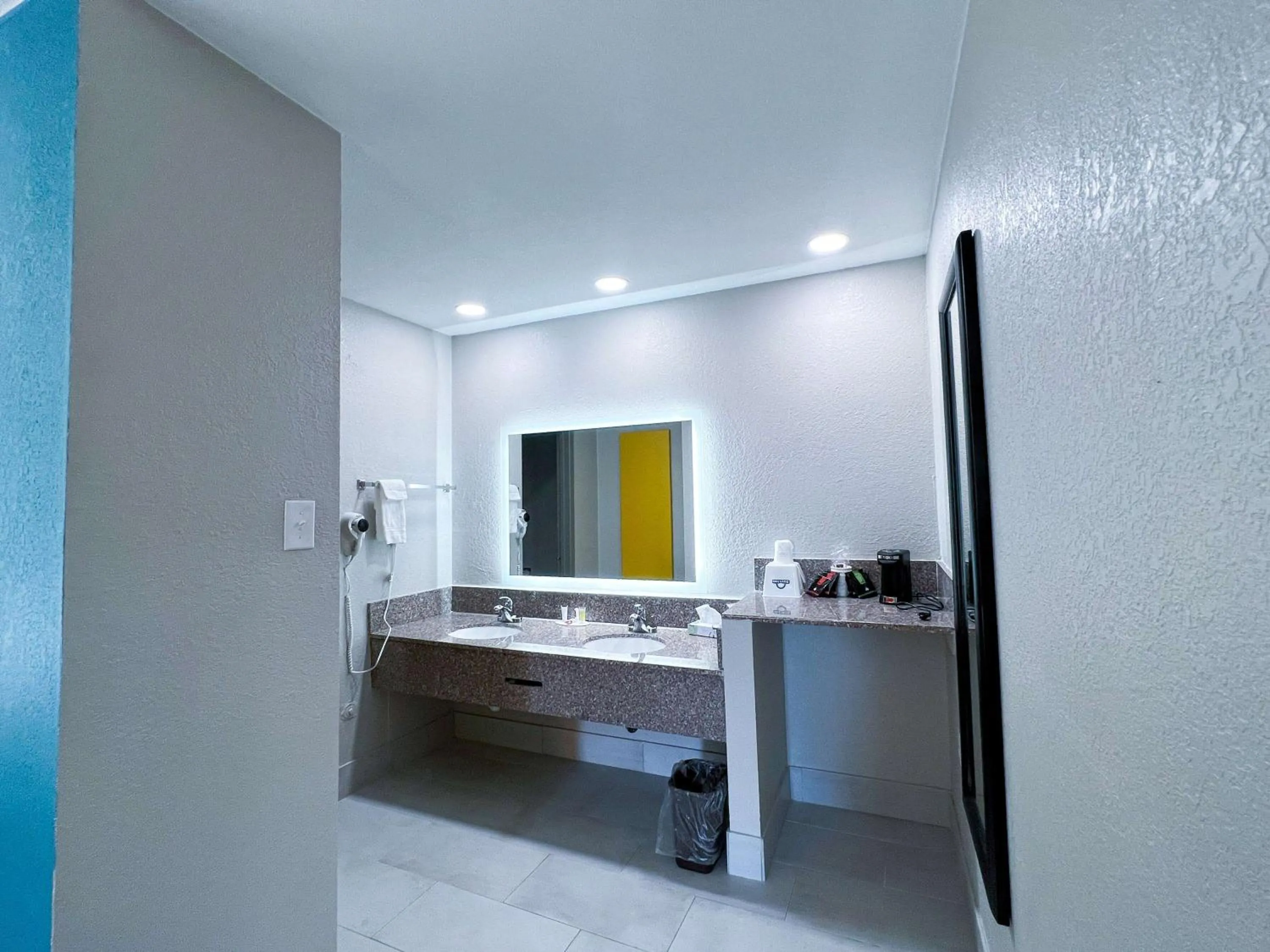 TV and multimedia in Days Inn & Suites by Wyndham Santa Rosa, NM