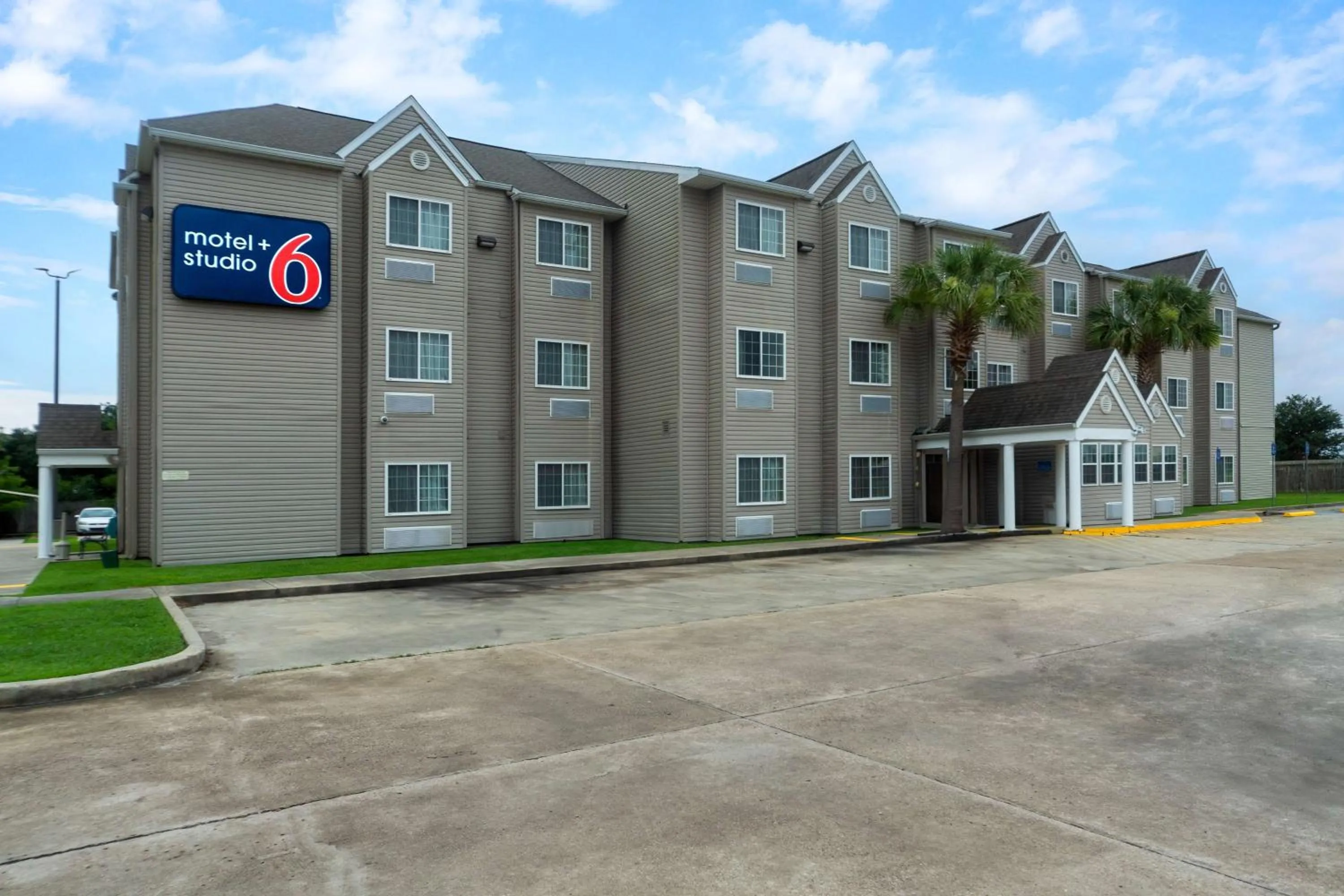 Property building in Microtel Inn & Suites by Wyndham Breaux Bridge