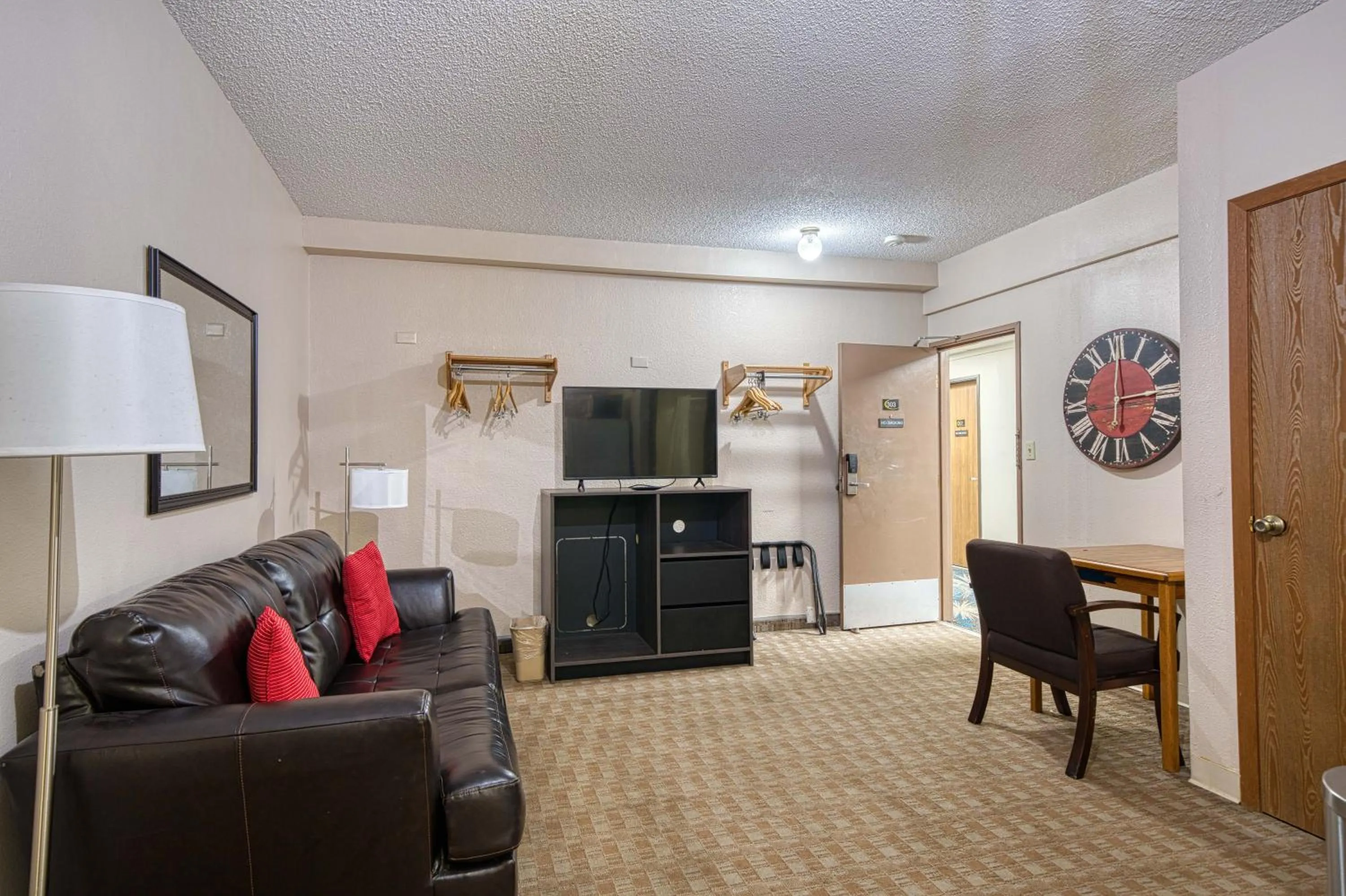 Communal lounge/ TV room in Super 8 by Wyndham Sturgis