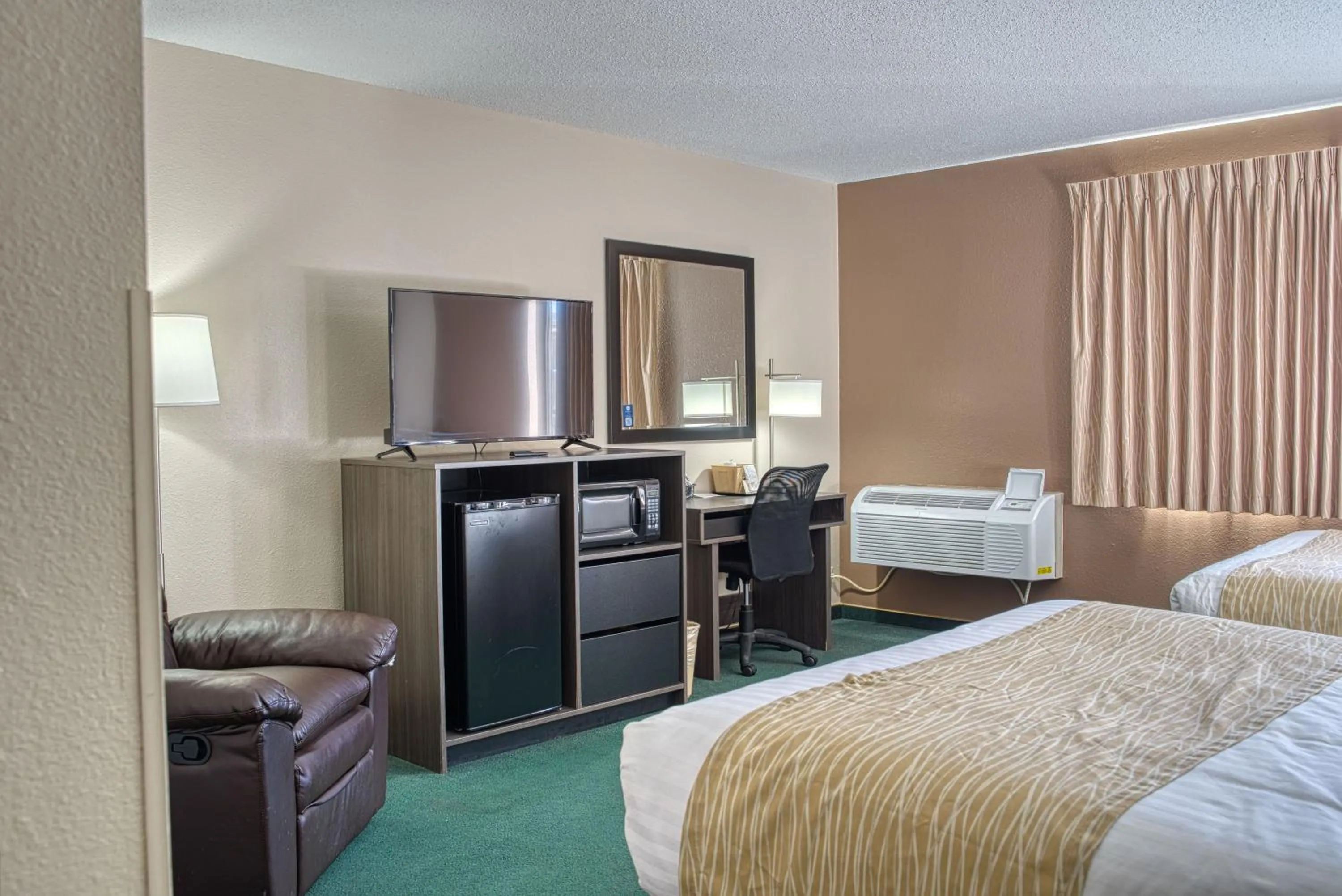 TV and multimedia, Bed in Super 8 by Wyndham Sturgis