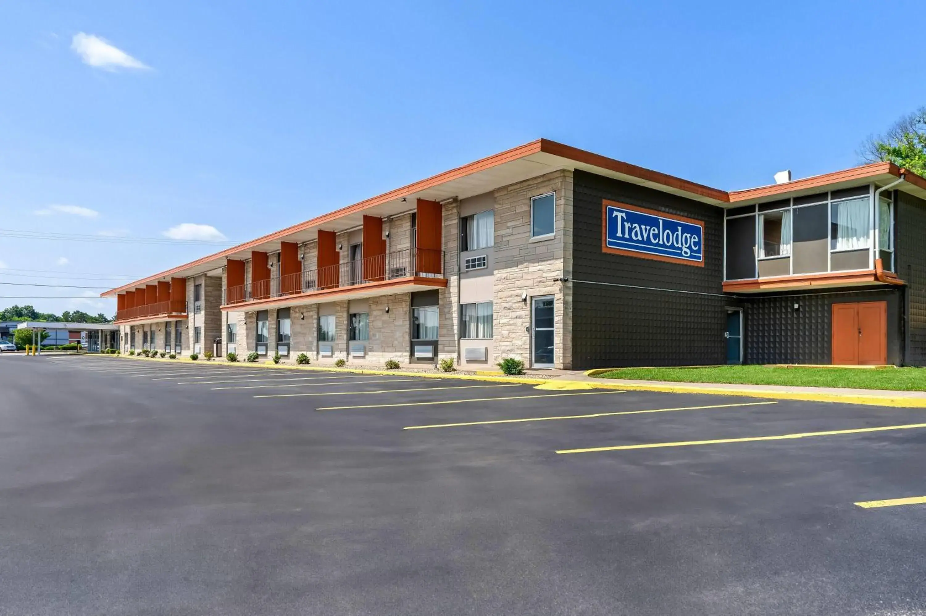 Property building in Travelodge by Wyndham Bloomington Property building in Travelodge by Wyndham Bloomington