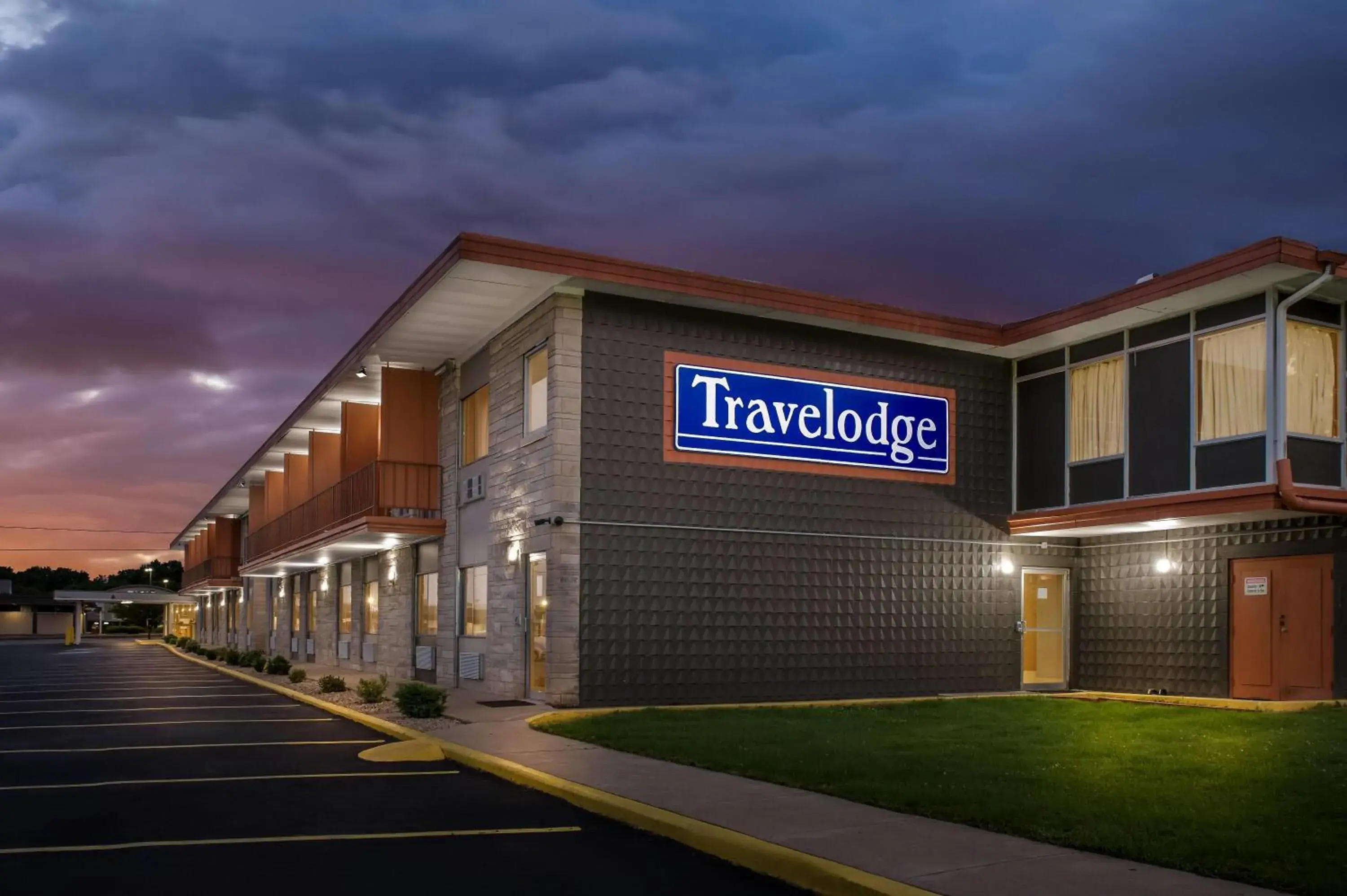 Property building in Travelodge by Wyndham Bloomington Property building in Travelodge by Wyndham Bloomington