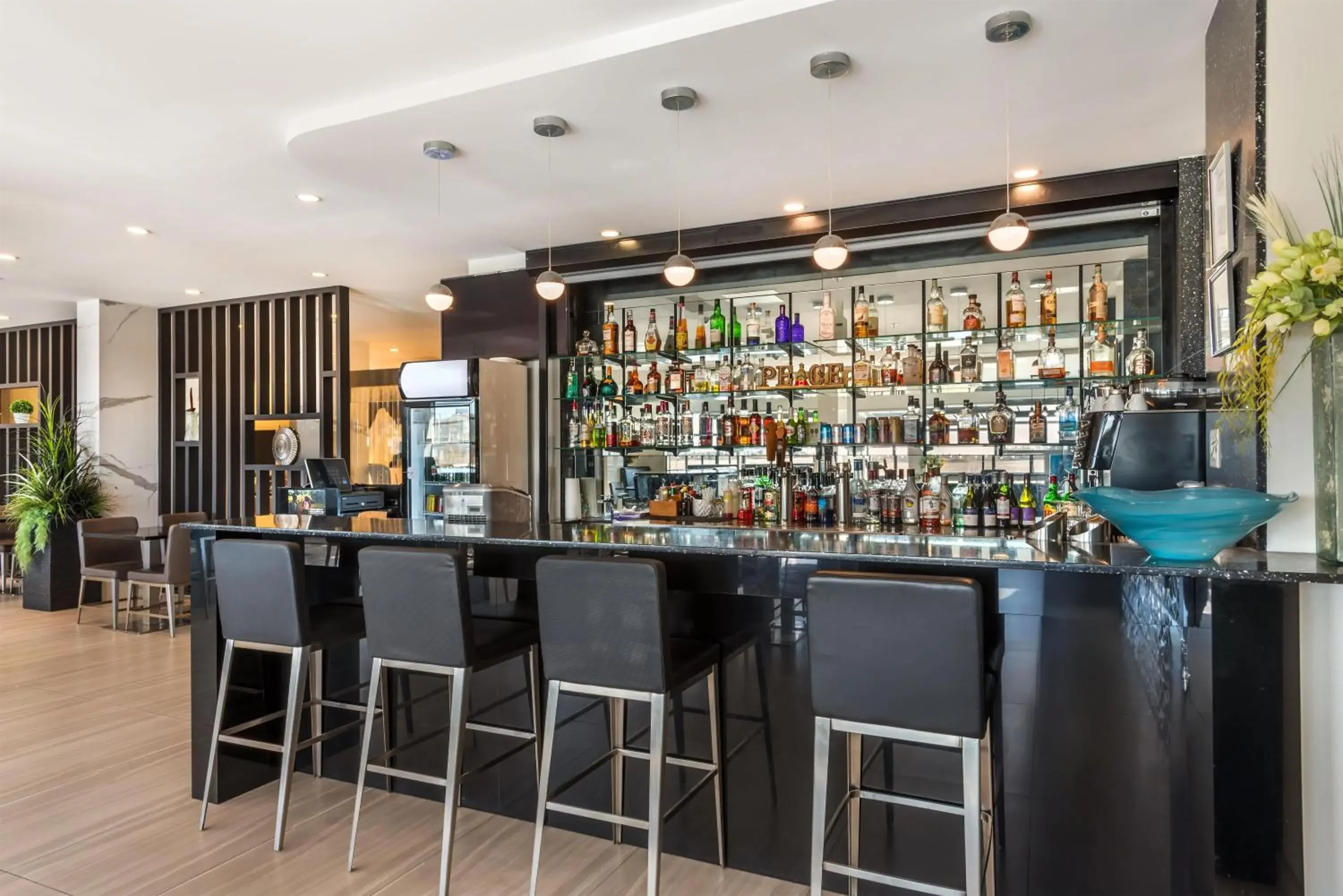 Lounge or bar in Executive Residency by Best Western Calgary City View North Lounge or bar in Executive Residency by Best Western Calgary City View North