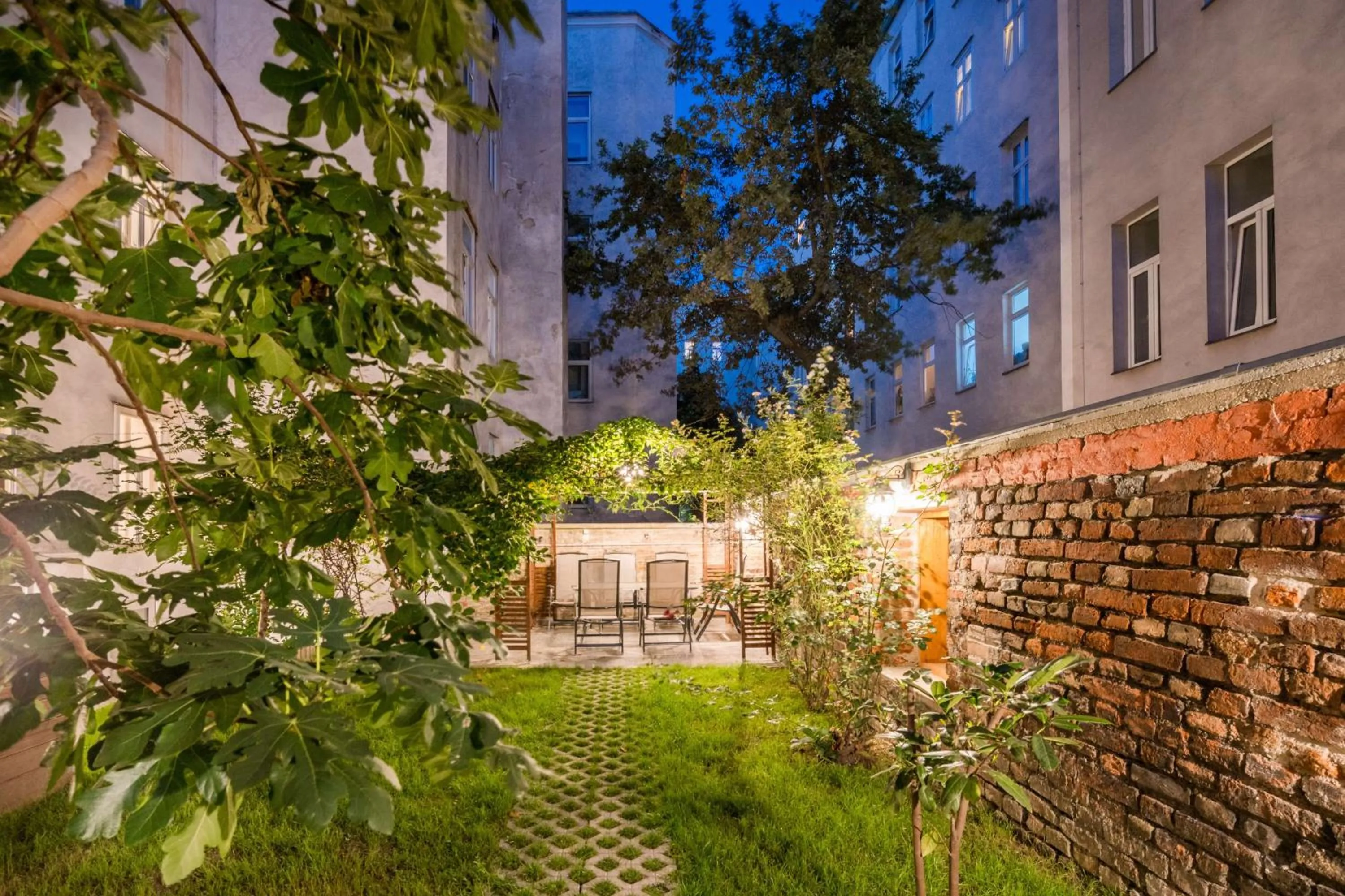 Property building in Best Western Plus Celebrity Suites