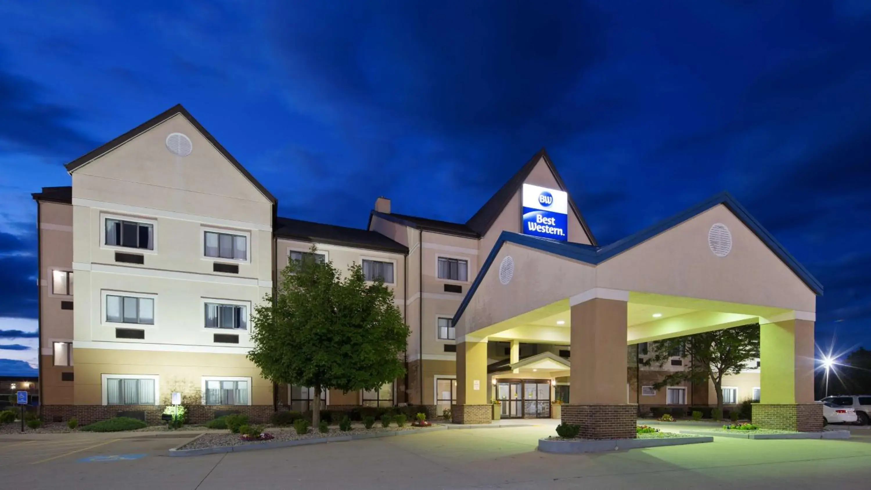 Property building in Best Western Elkhart Inn & Suites Property building in Best Western Elkhart Inn & Suites