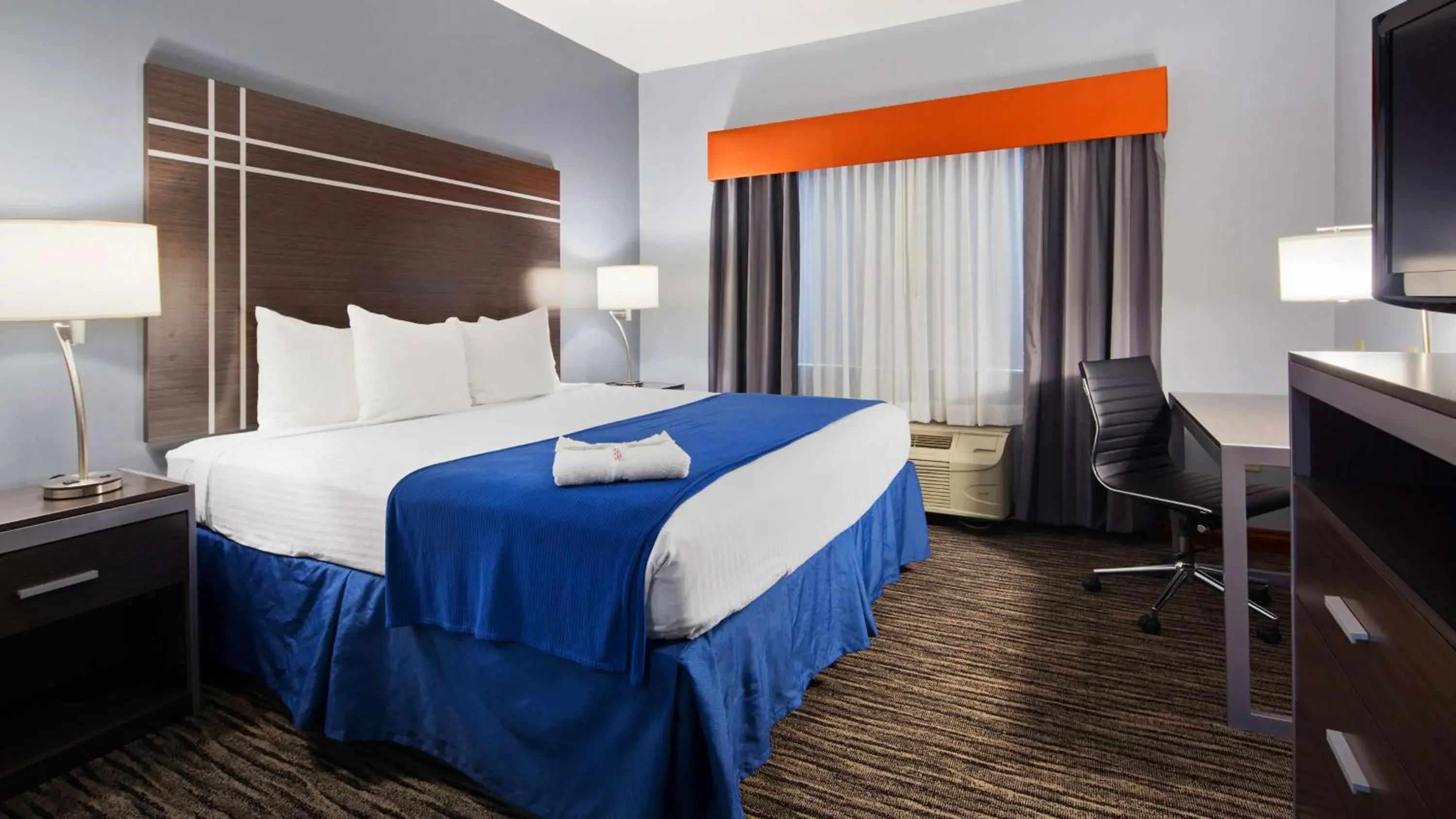 Photo of the whole room, Bed in Best Western Elkhart Inn & Suites Photo of the whole room, Bed in Best Western Elkhart Inn & Suites