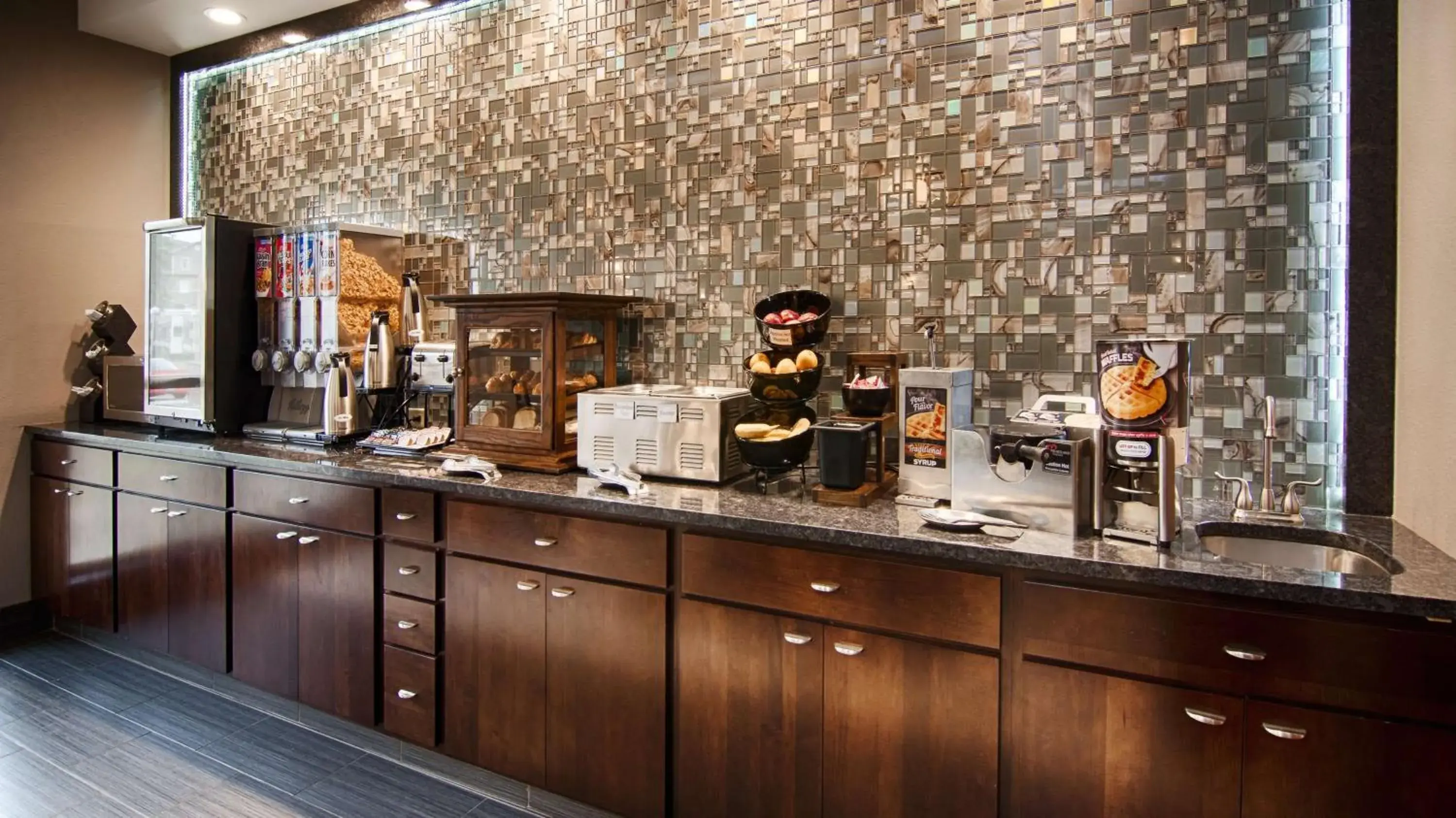 Breakfast in Best Western Elkhart Inn & Suites Breakfast in Best Western Elkhart Inn & Suites