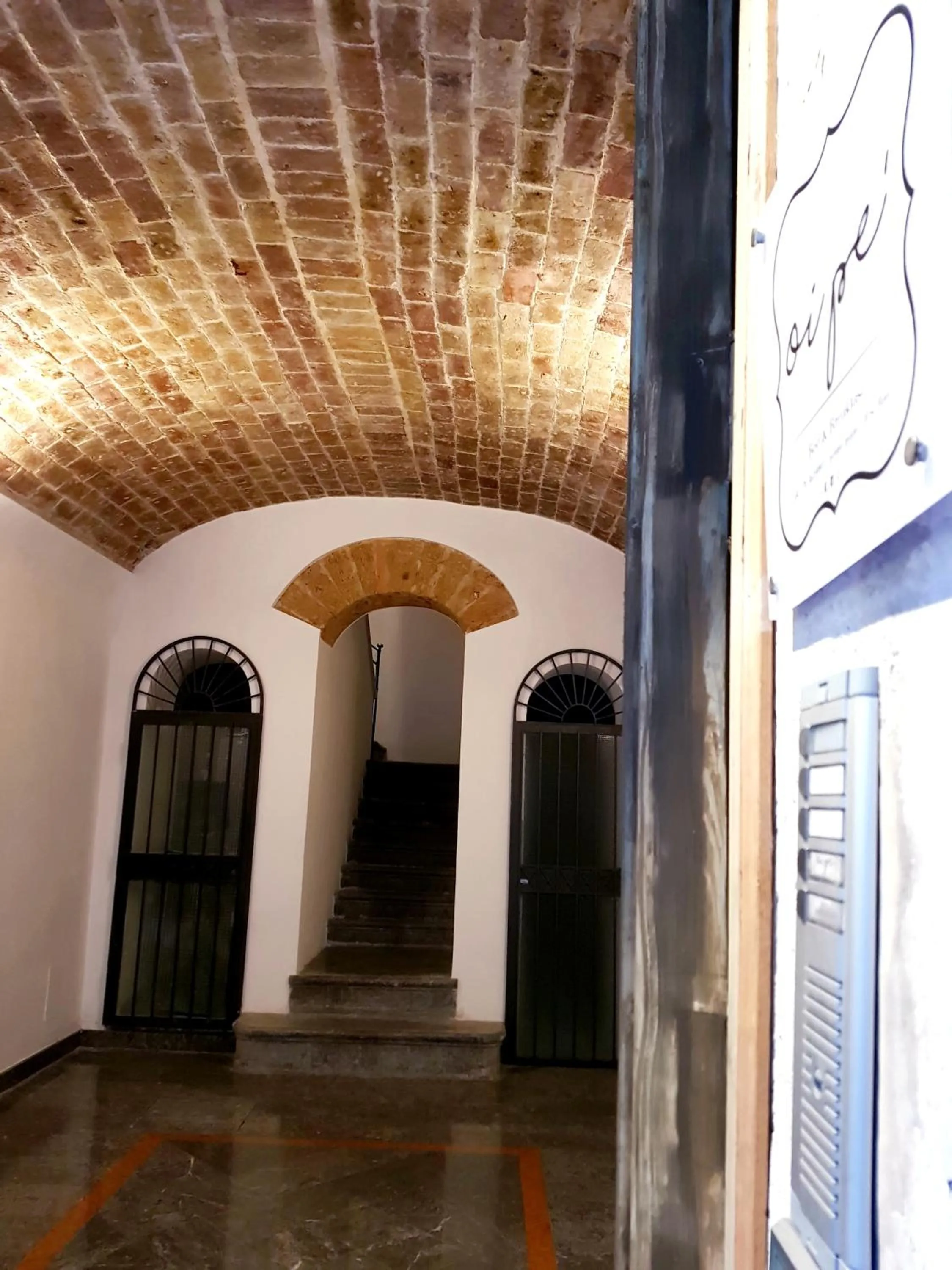 Facade/entrance in Pupi 93 Rooms