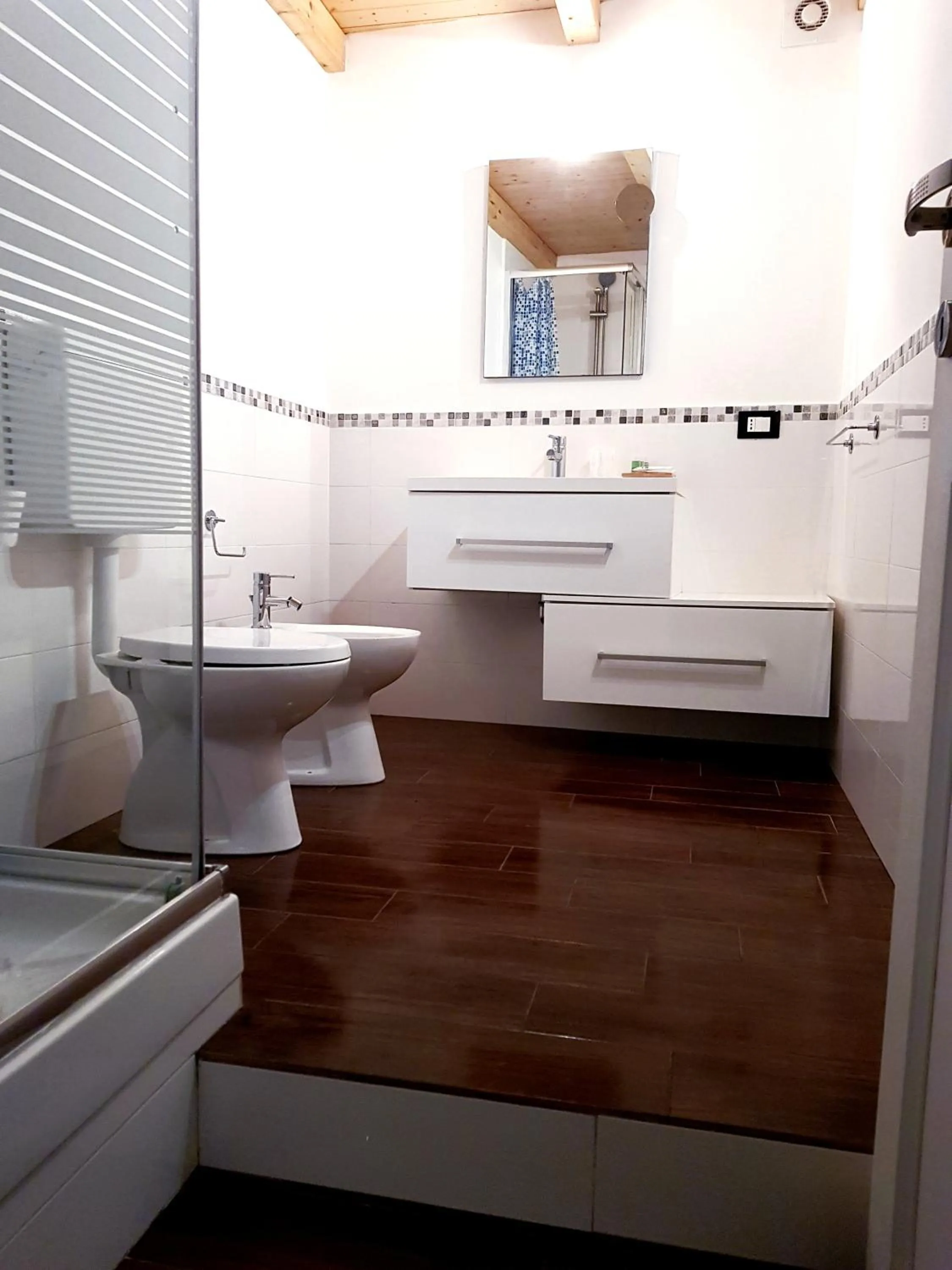 Bathroom in Pupi 93 Rooms