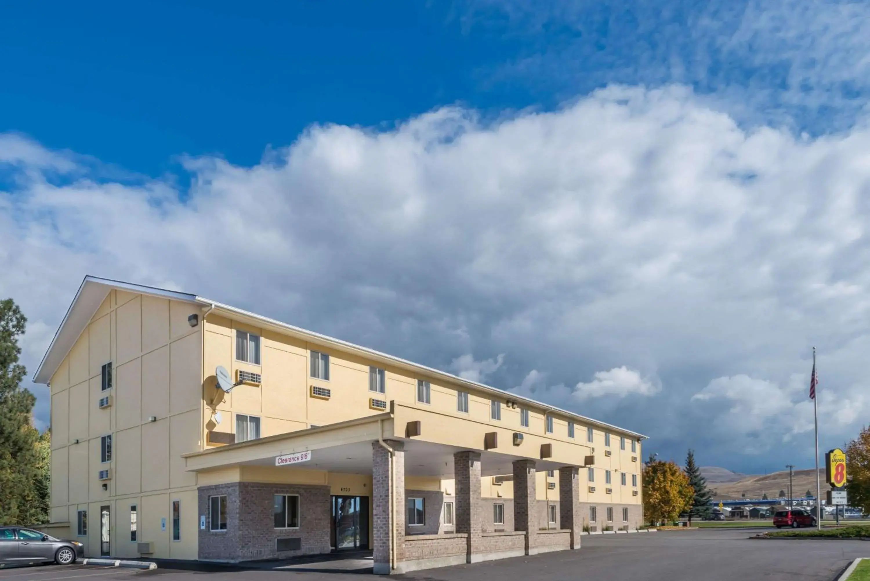 Property building in Super 8 by Wyndham Missoula/Reserve St. Property building in Super 8 by Wyndham Missoula/Reserve St.