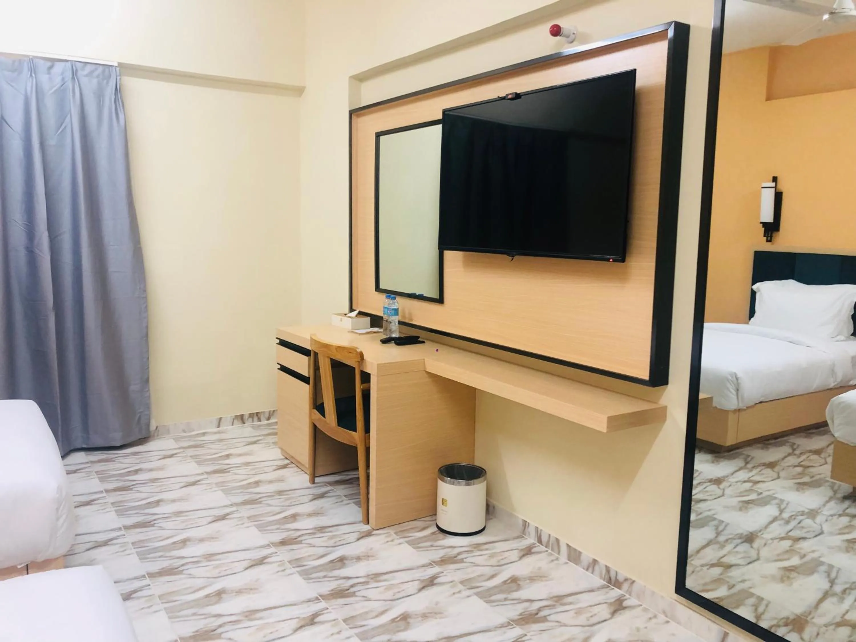 TV and multimedia, Bed in Season Inn Hotel