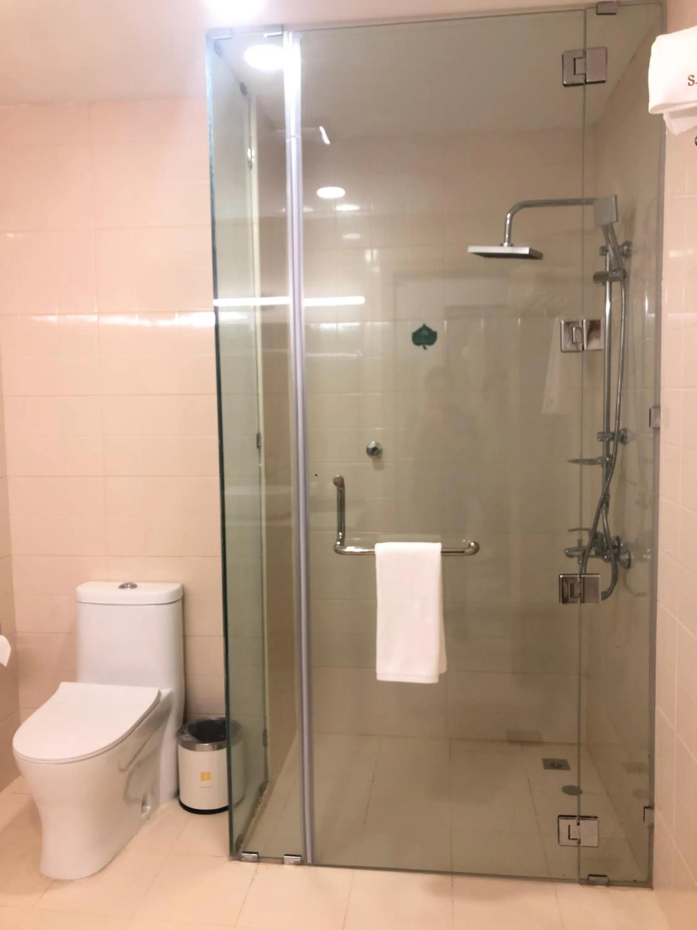 Shower in Season Inn Hotel