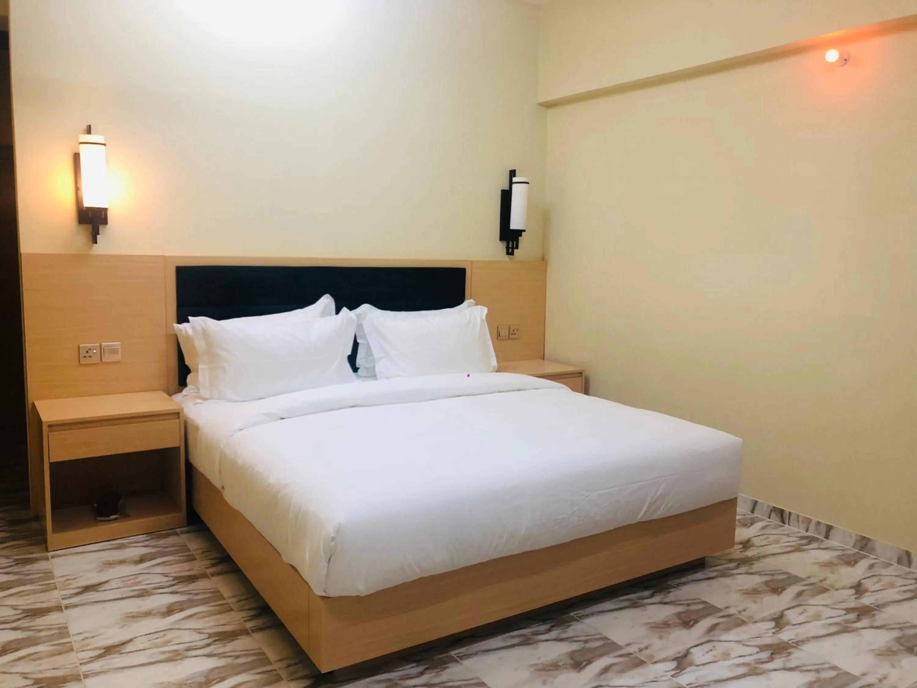 Bed in Season Inn Hotel