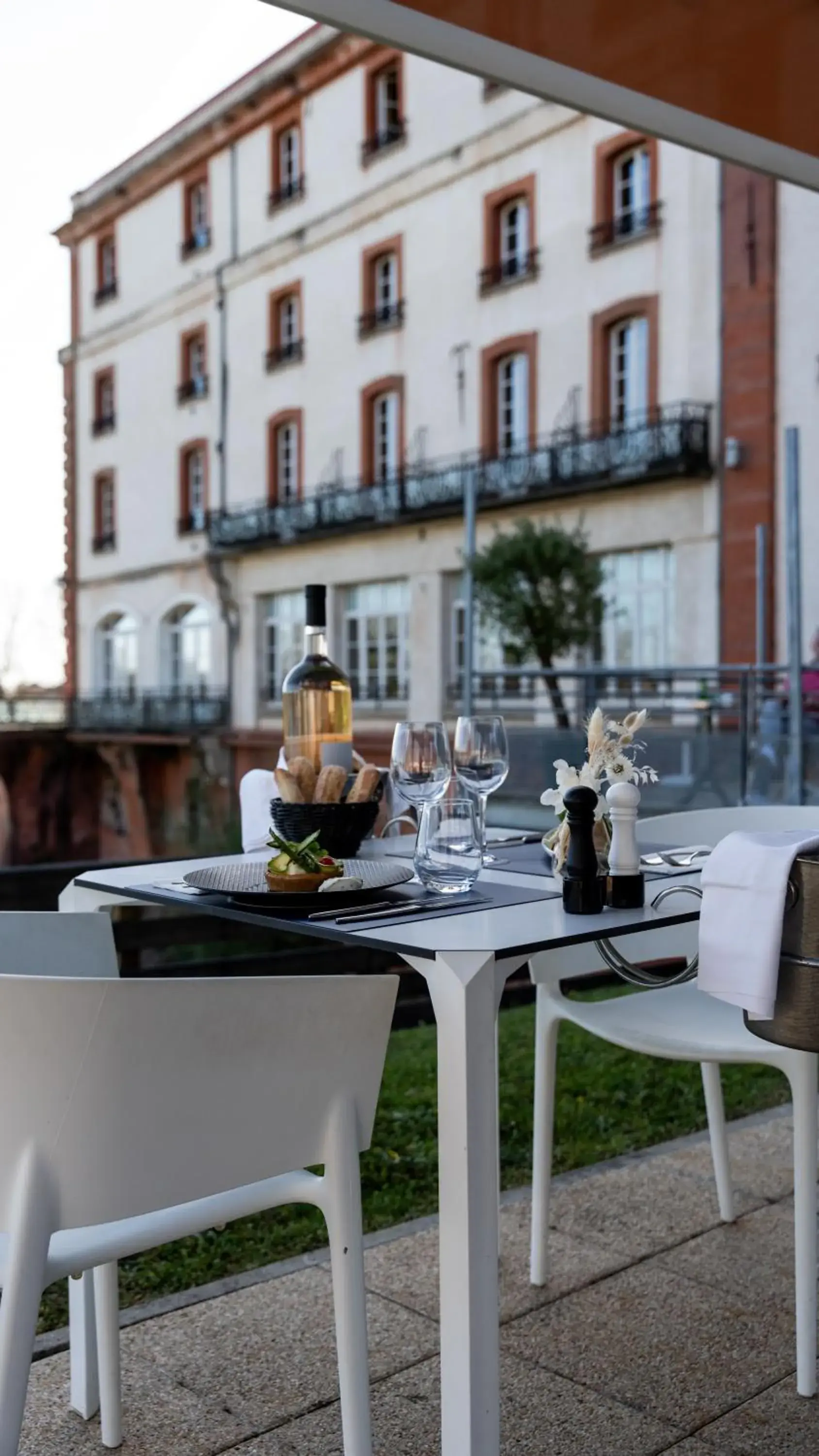 Balcony/Terrace in Hôtel & Spa Le Moulin de Moissac Balcony/Terrace in Hôtel & Spa Le Moulin de Moissac