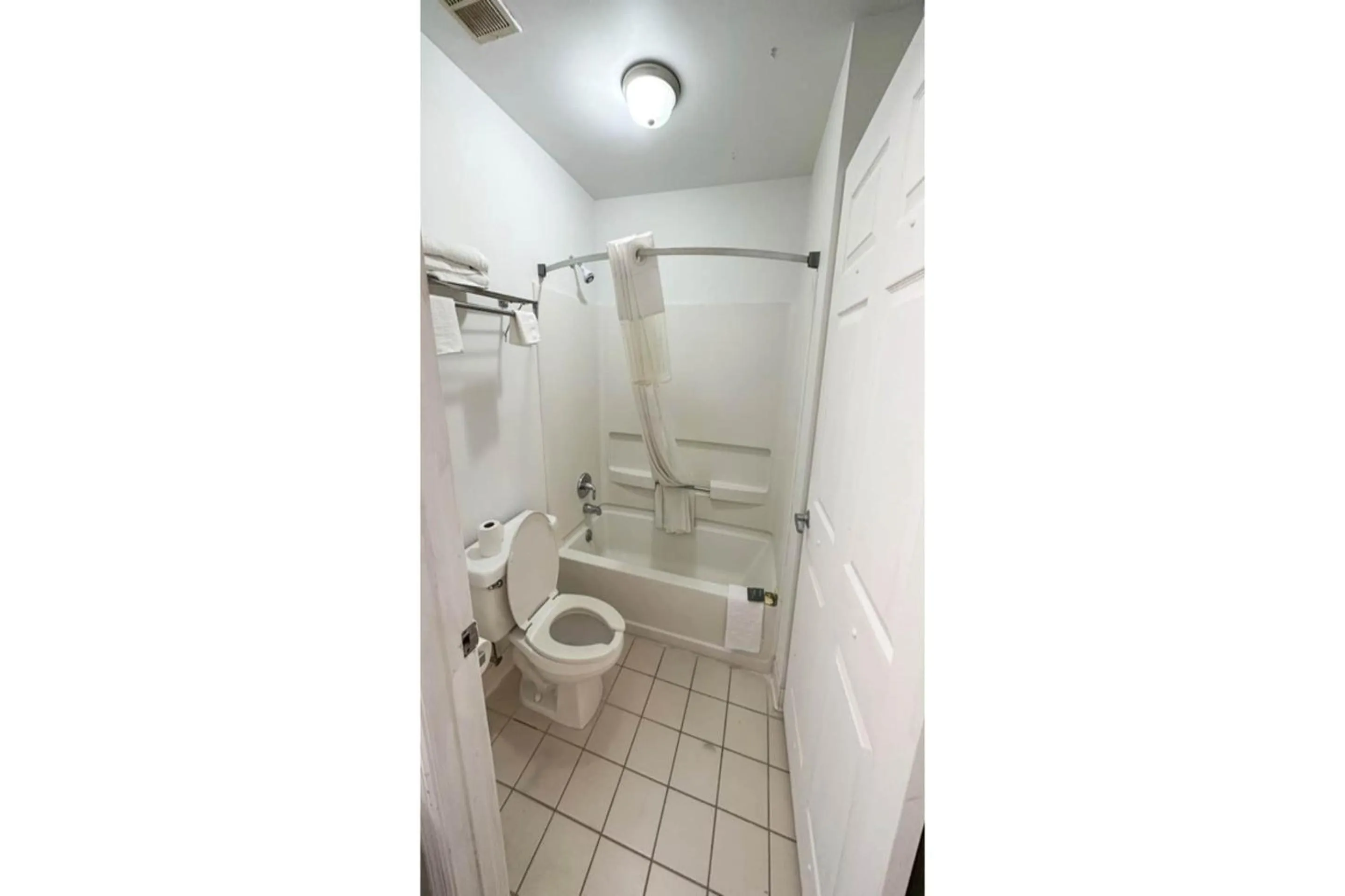 Bathroom in Executive Inn Ridgeway I-77