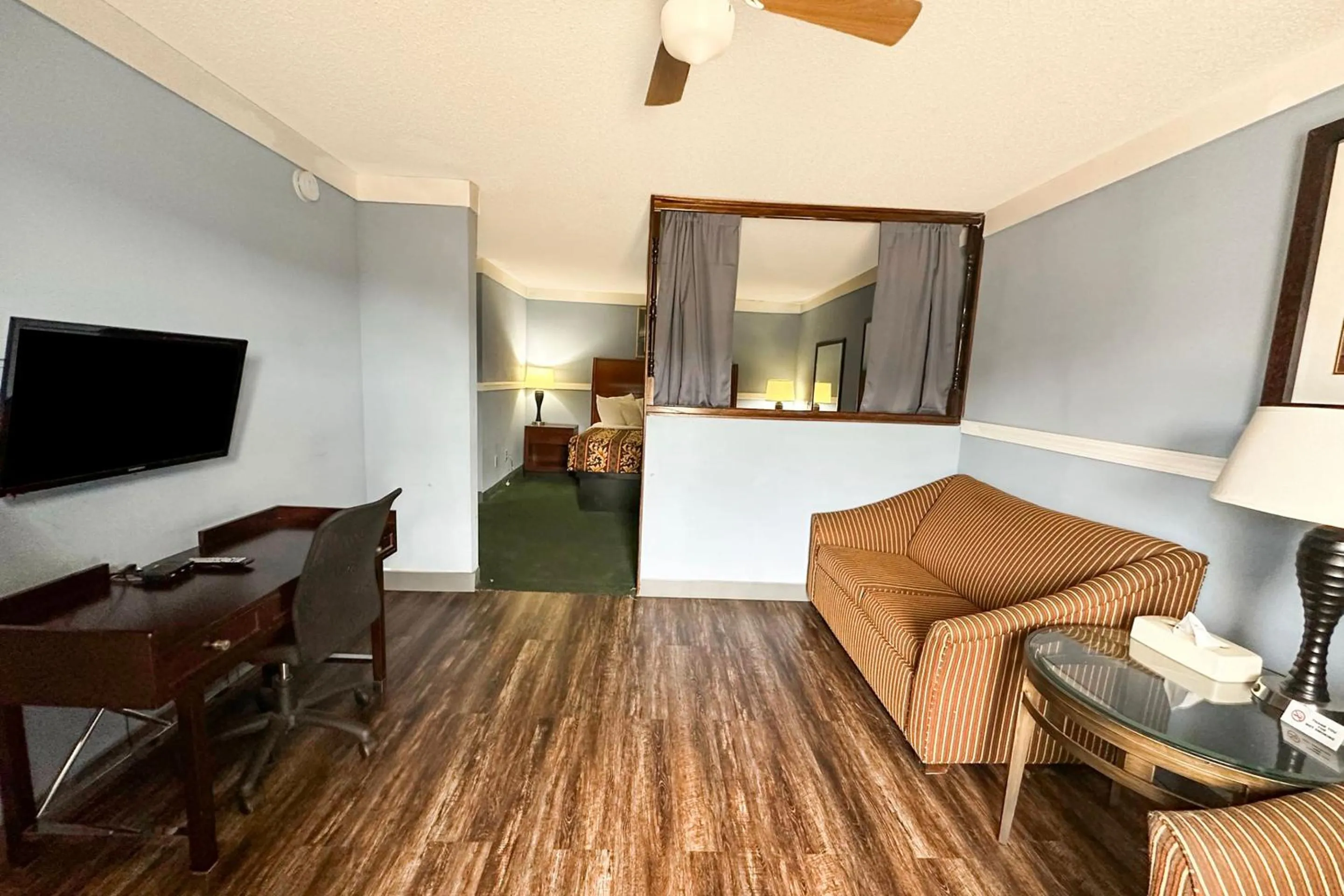 Bedroom in Executive Inn Ridgeway I-77