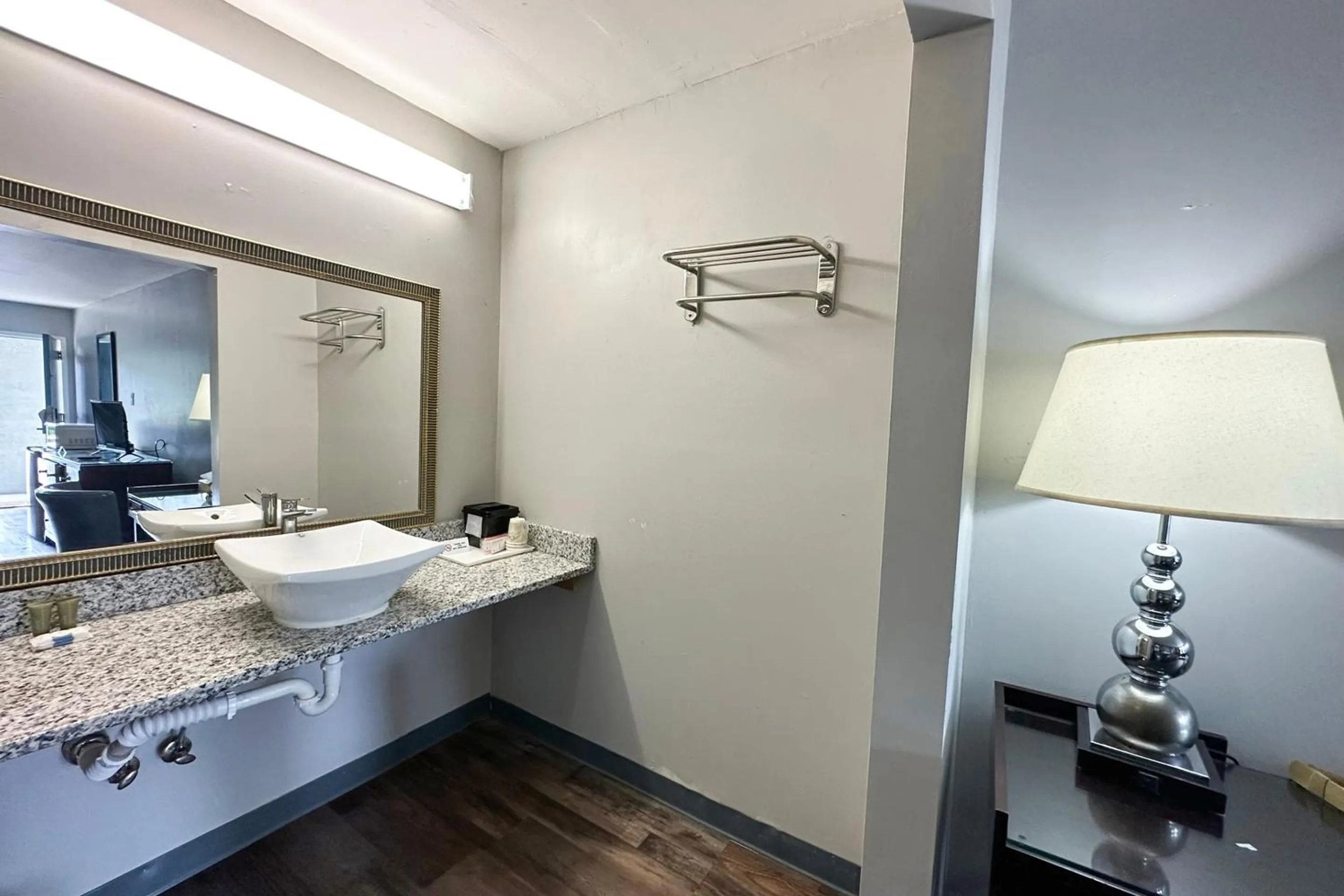 Bathroom in Executive Inn Ridgeway I-77