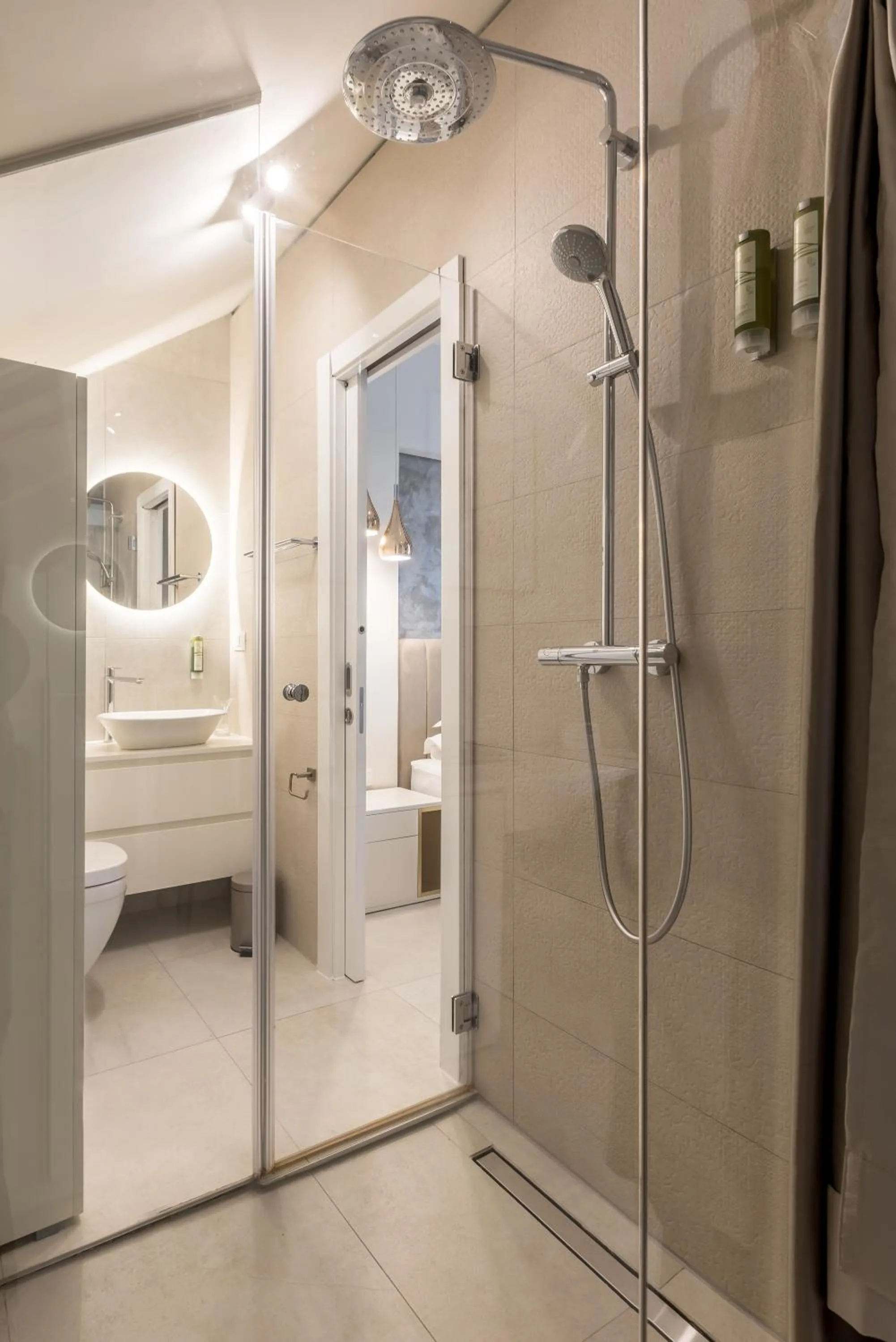 Bathroom, Bed in Sperone Hotel